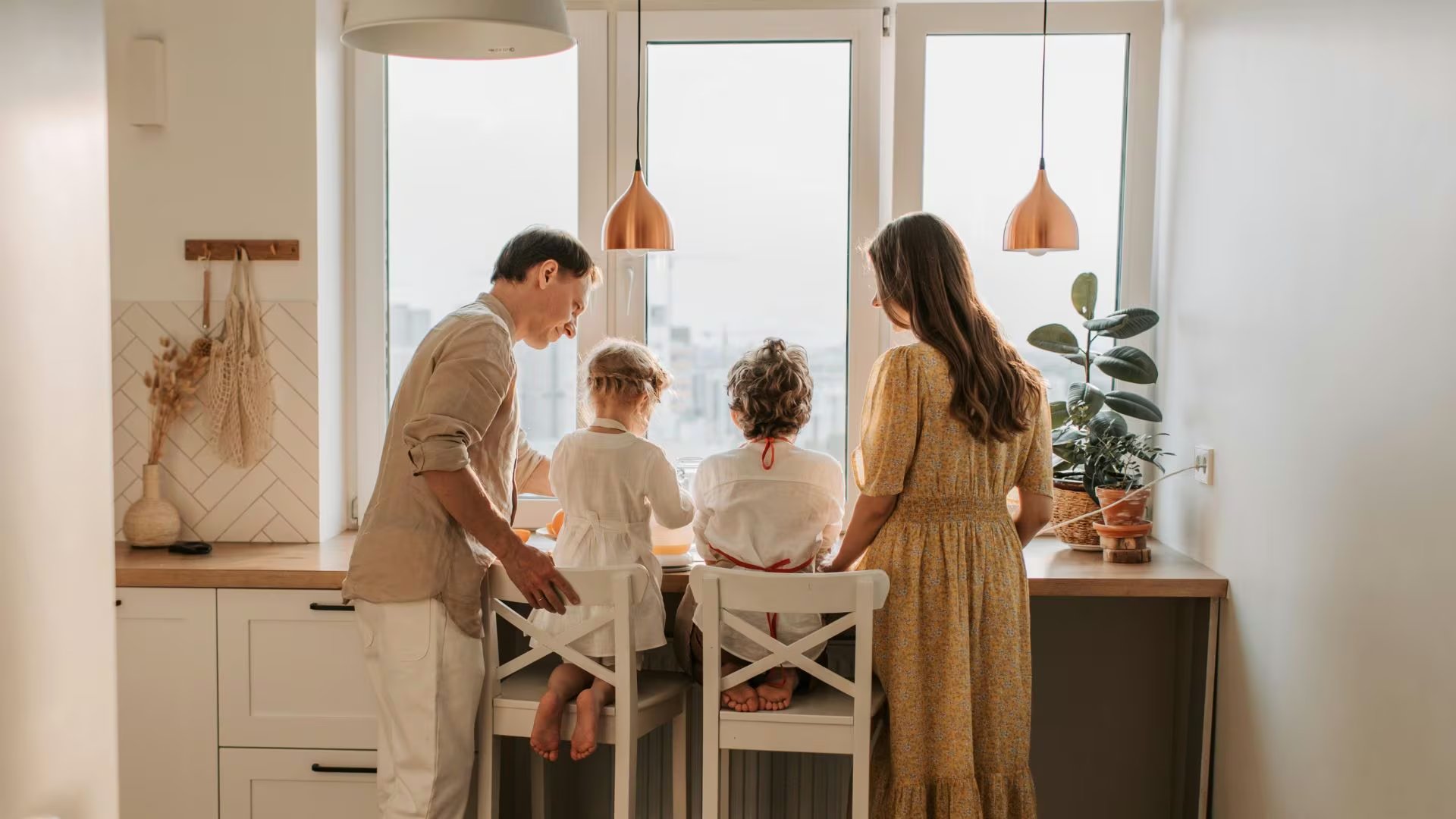 Una familia pintando en casa (Canva)