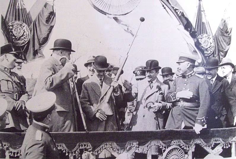 El príncipe junto al presidente en uno de los tantos actos en los que participó (Archivo General de la Nación)