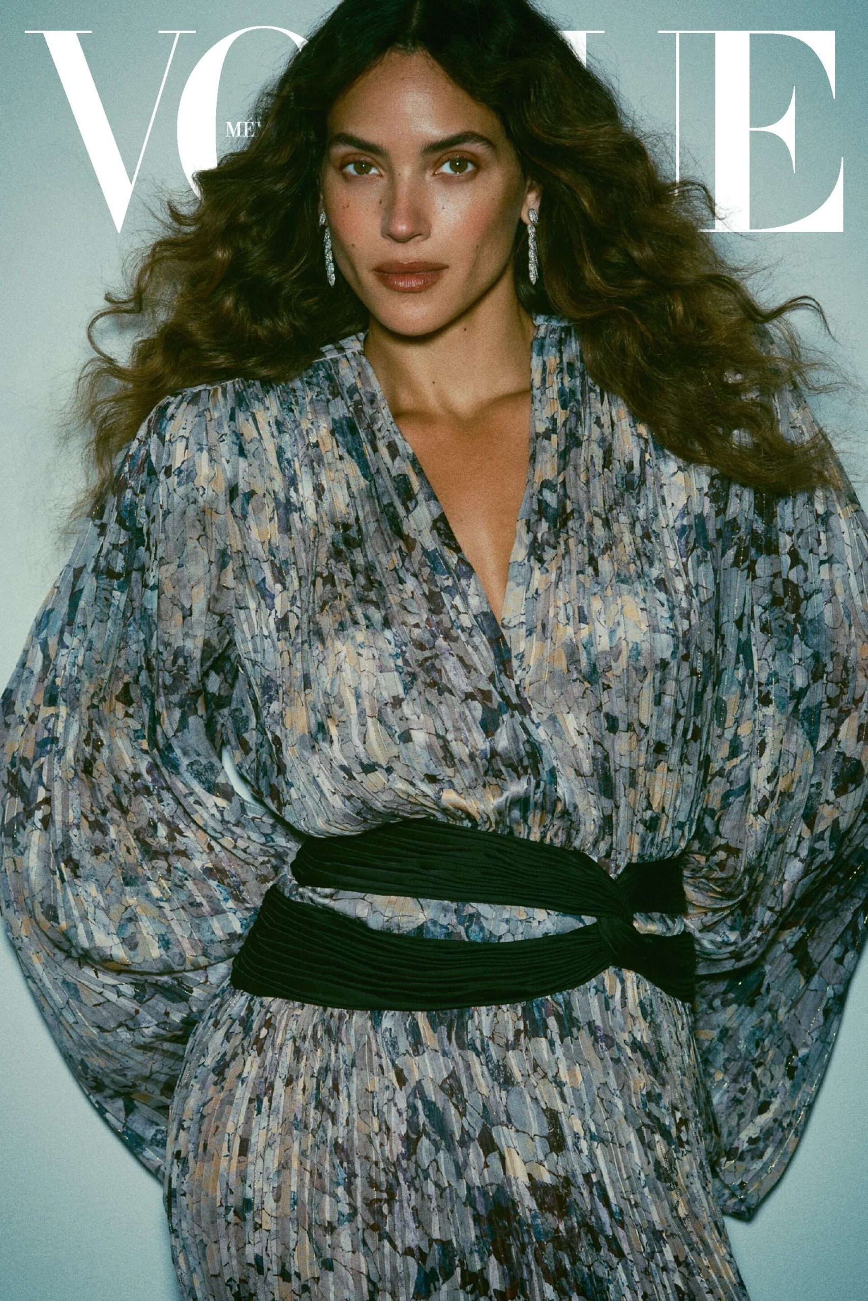 Adria Arjona protagoniza la portada de Vogue de septiembre de 2026 y habla sobre sus orígenes, su rol como productora y su presente en Hollywood (Vogue)