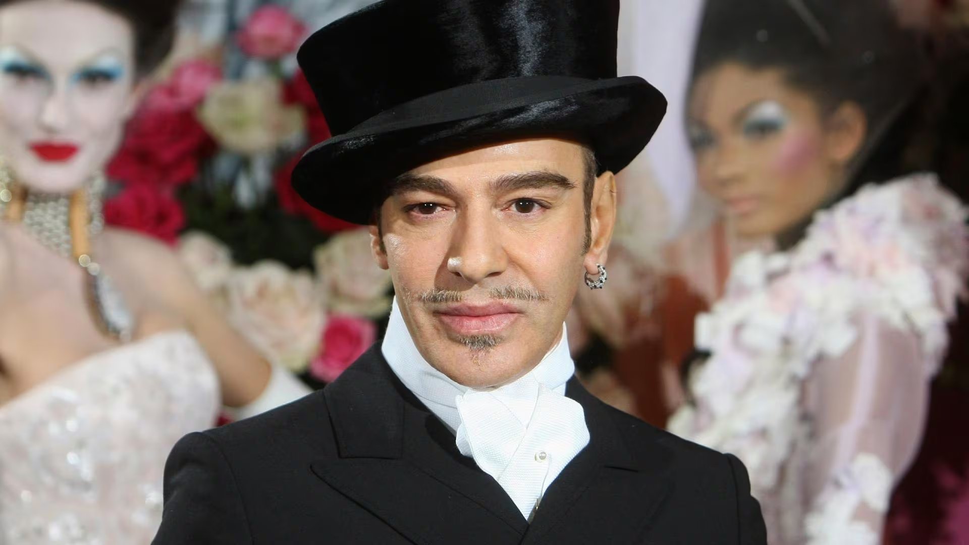 En 2011, un tribunal francés dictaminó que John Galliano había proferido comentarios de odio contra judíos y asiáticos en dos incidentes ocurridos en un bar cerca de su casa en París (Crédito: AP)