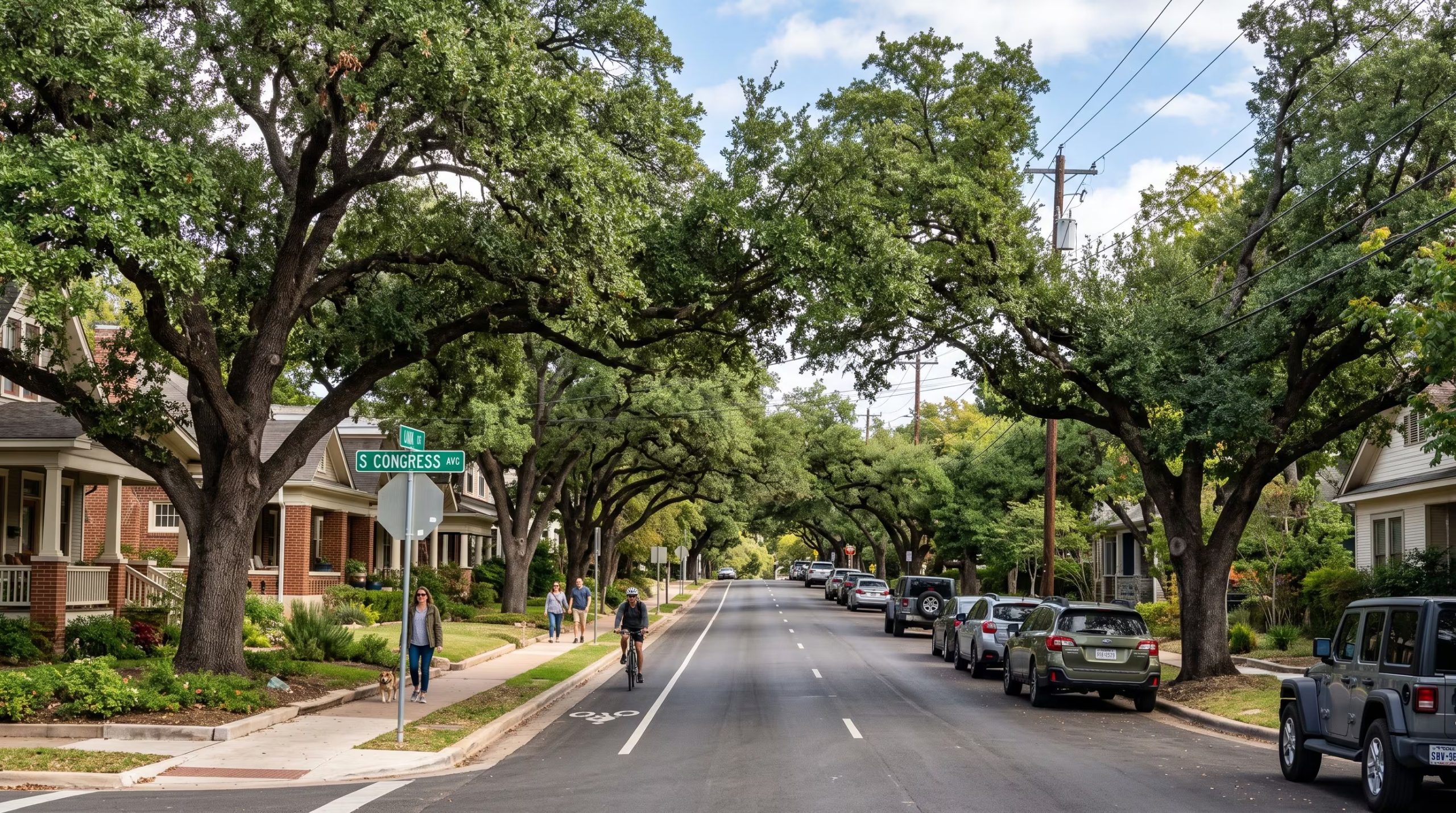 Grandes árboles de la especie Quercus bordean una calle residencial en Estados Unidos por la que transitan peatones y un ciclista. (Imagen Ilustrativa Infobae)
