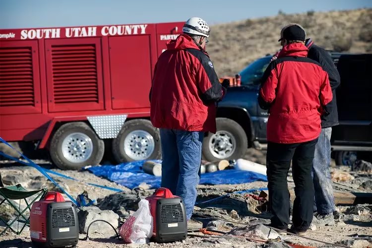 El anclaje resbaló por la arcilla en la Nutty Putty Cave, Utah, y un rescatista resultó herido por el golpe de un carabinero metálico (AP/The Daily Herald, James Roh)