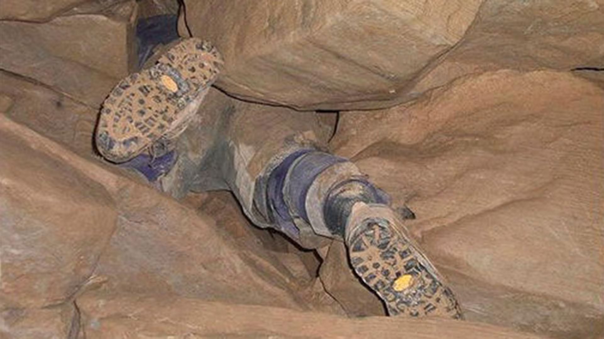Tras la muerte de John Edward Jones en 2009, las autoridades de Utah cerraron la Nutty Putty Cave y colocaron una placa en la entrada (Captura video)
