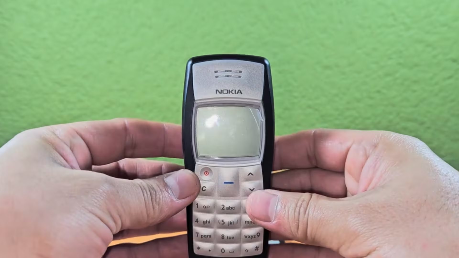 El Nokia 1100, lanzado en 2003, acumuló 250 millones de unidades vendidas y se convirtió en el dispositivo electrónico de consumo más vendido de la historia. (YouTube/@retroYmas-audio)