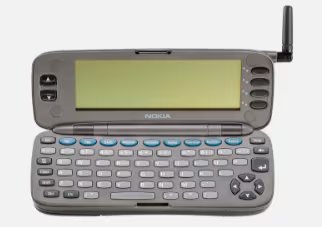 El diseño plegable del Nokia 9000 Communicator incorporó teclado completo, pantalla monocromática y funciones de miniordenador de bolsillo. (Foto: Mobile Phone Musseum)