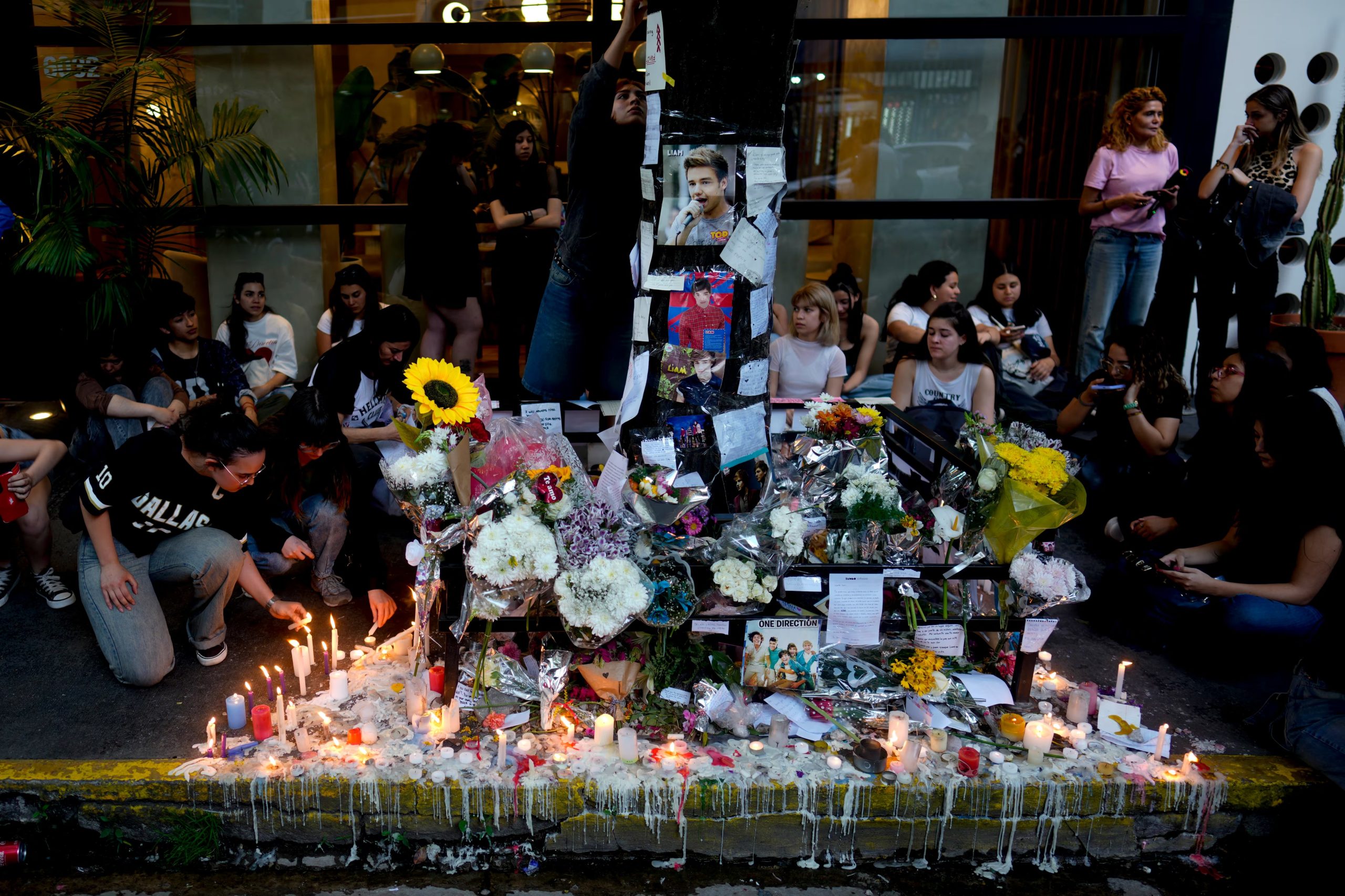 El altar en homenaje a Payne frente al CasaSur tras su muerte (AP Foto/Natacha Pisarenko)