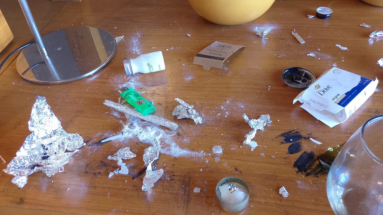 Rastros de polvo blanco y papel de aluminio en la habitación de Payne