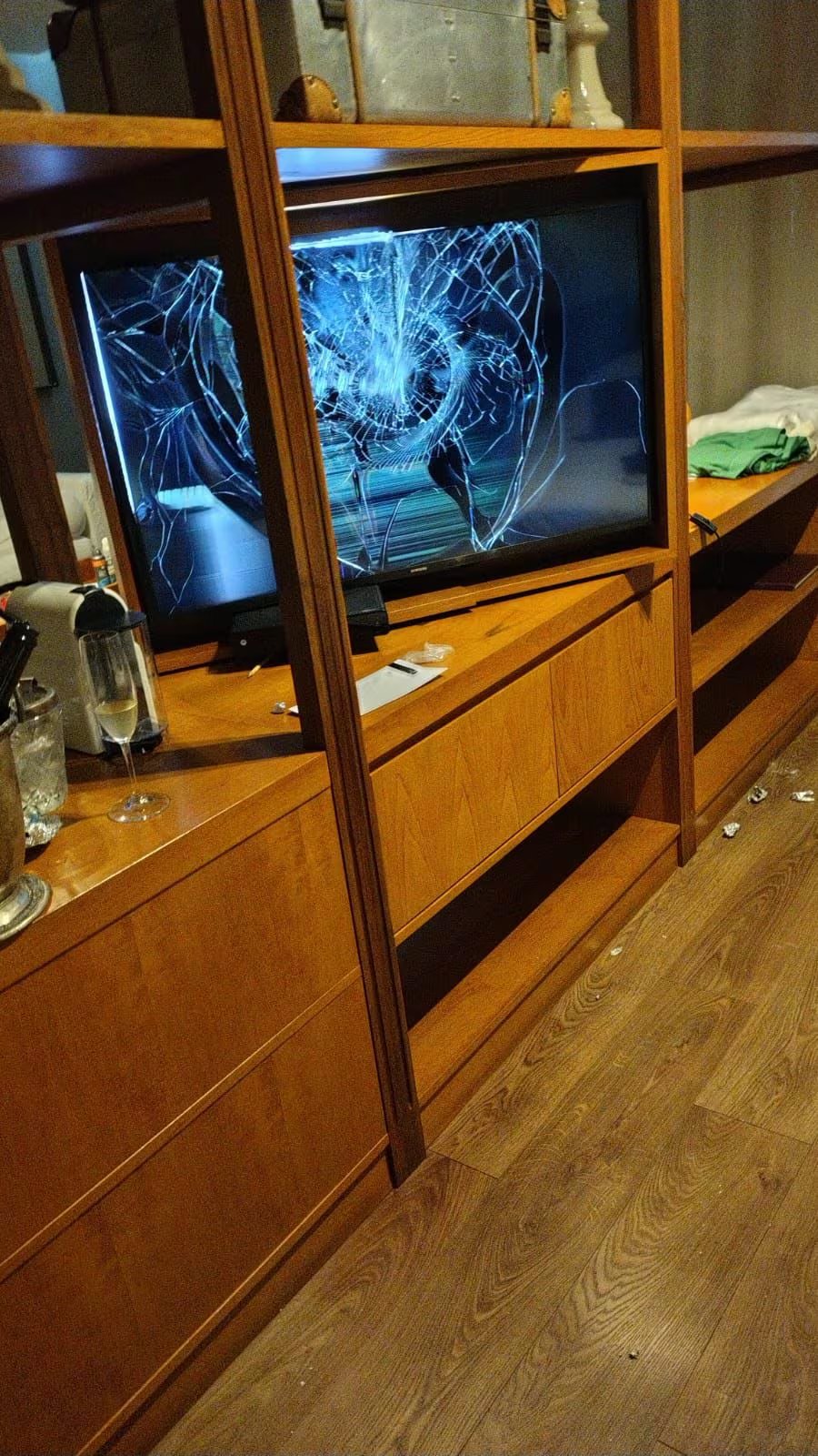 El televisor de la habitación de Payne, destruido a golpes