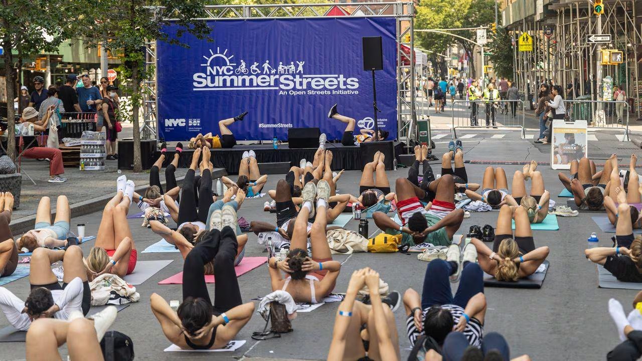 Las calles reciben espectáculos, actividades recreativas y estaciones educativas durante toda la jornada.