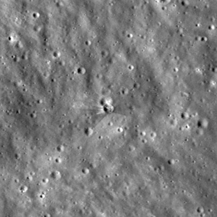 Esta imagen, facilitada por el Centro de Vuelo Espacial Goddard de la NASA e Intuitive Machines el 18 de agosto de 2026 y tomada entre el 11 y el 12 de agosto de 2026 por la cámara de ángulo estrecho de la sonda Lunar Reconnaissance Orbiter (LRO) de la NASA, muestra un cráter (C) formado tras el impacto de una etapa superior de un cohete Falcon 9 contra la superficie lunar el 5 de agosto de 2026 (Foto de NASA Goddard/Intuitive Machines/AFP)