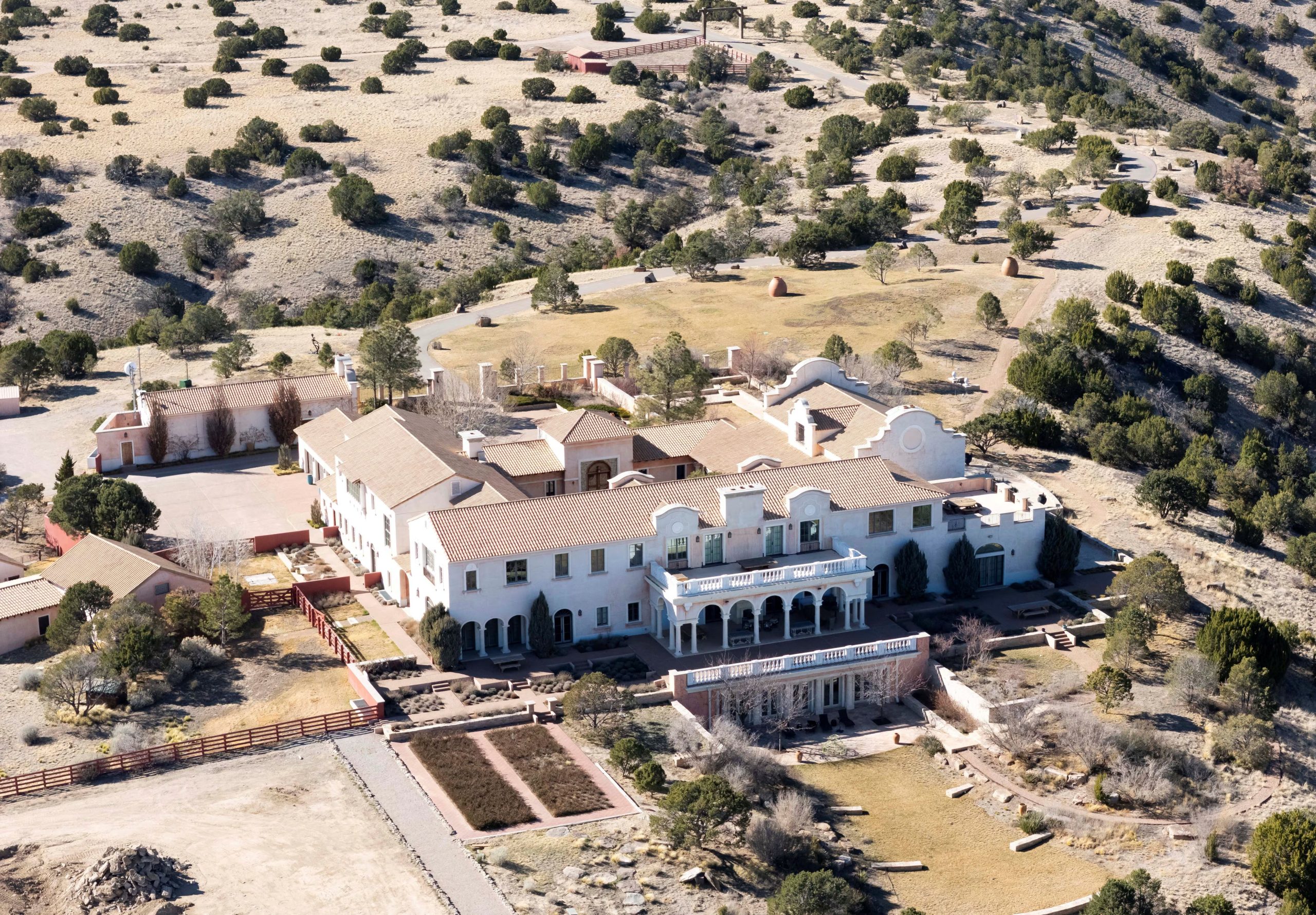 La fiscalía de Nuevo México sostuvo que la negativa federal bloquea una investigación penal sobre abusos sexuales y explotación sexual en Zorro Ranch (REUTERS/Rebecca Noble)