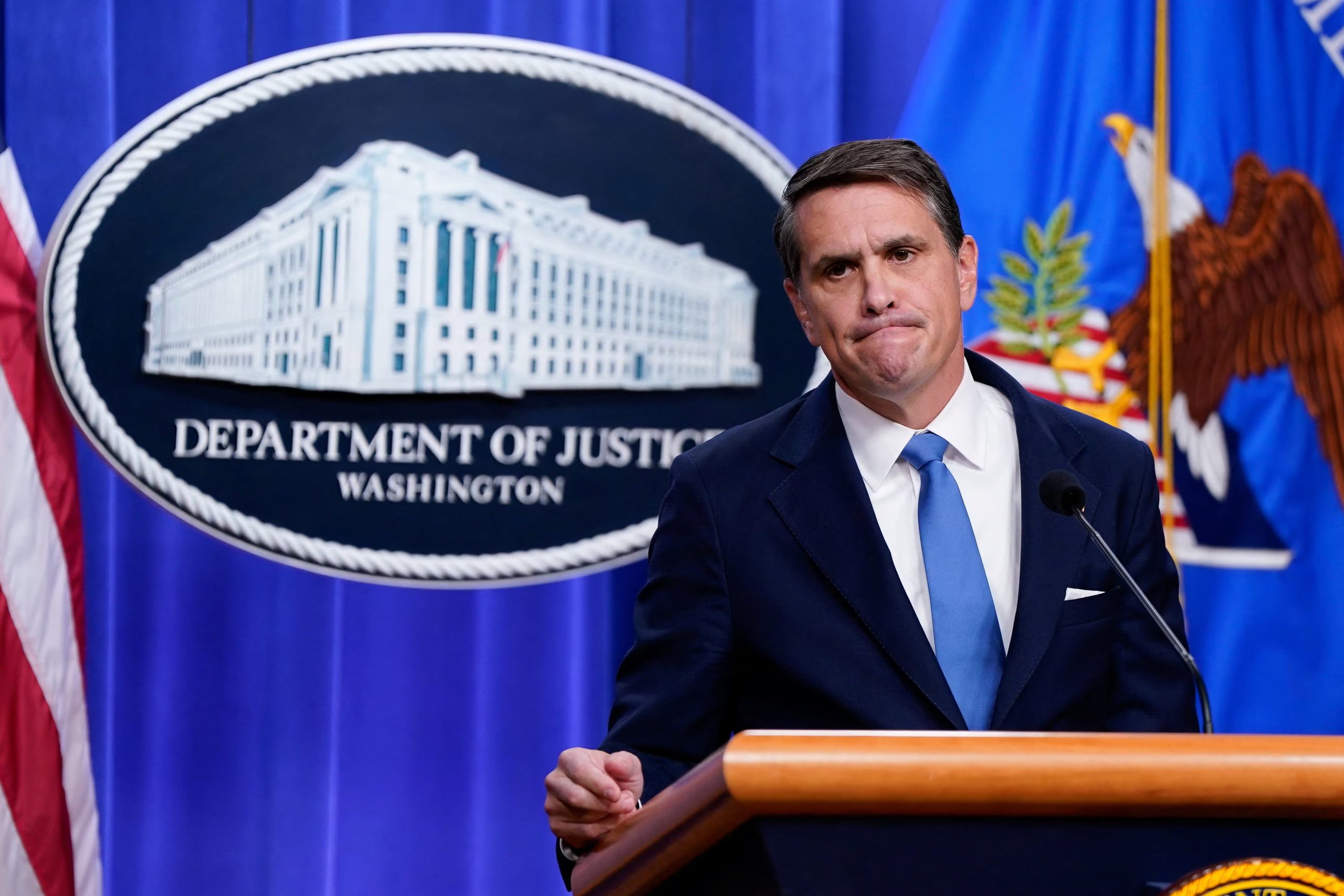 El Departamento de Justicia afirmó que no existe base legal suficiente para divulgar expedientes amplios del caso Epstein y defendió la protección de la privacidad de las víctimas (REUTERS/Elizabeth Frantz)