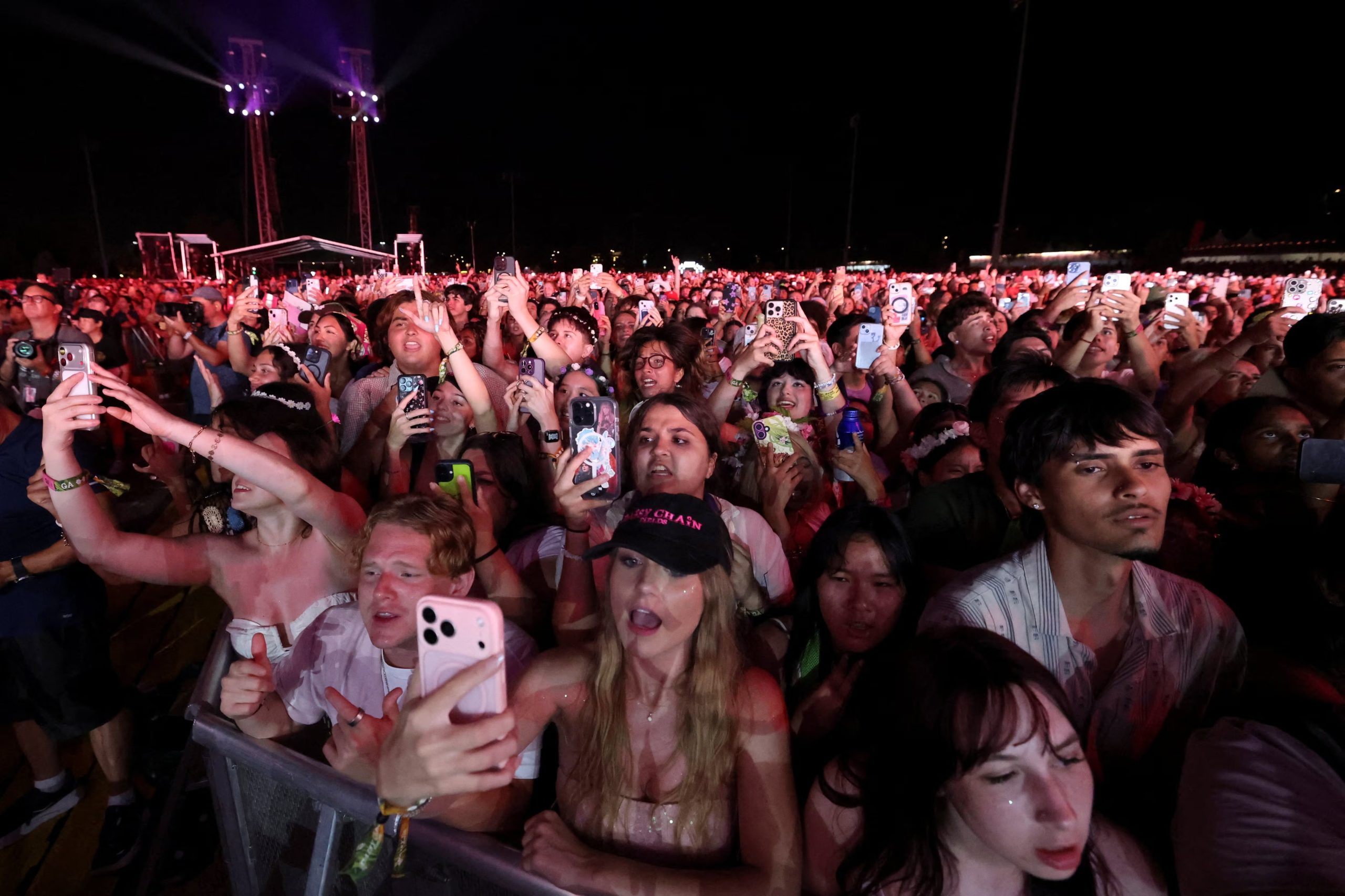 Daisy Chain Fields reunió solo a artistas mujeres, destinó 10 millones de dólares a organizaciones por los derechos de mujeres y niñas (REUTERS/Mario Anzuoni)