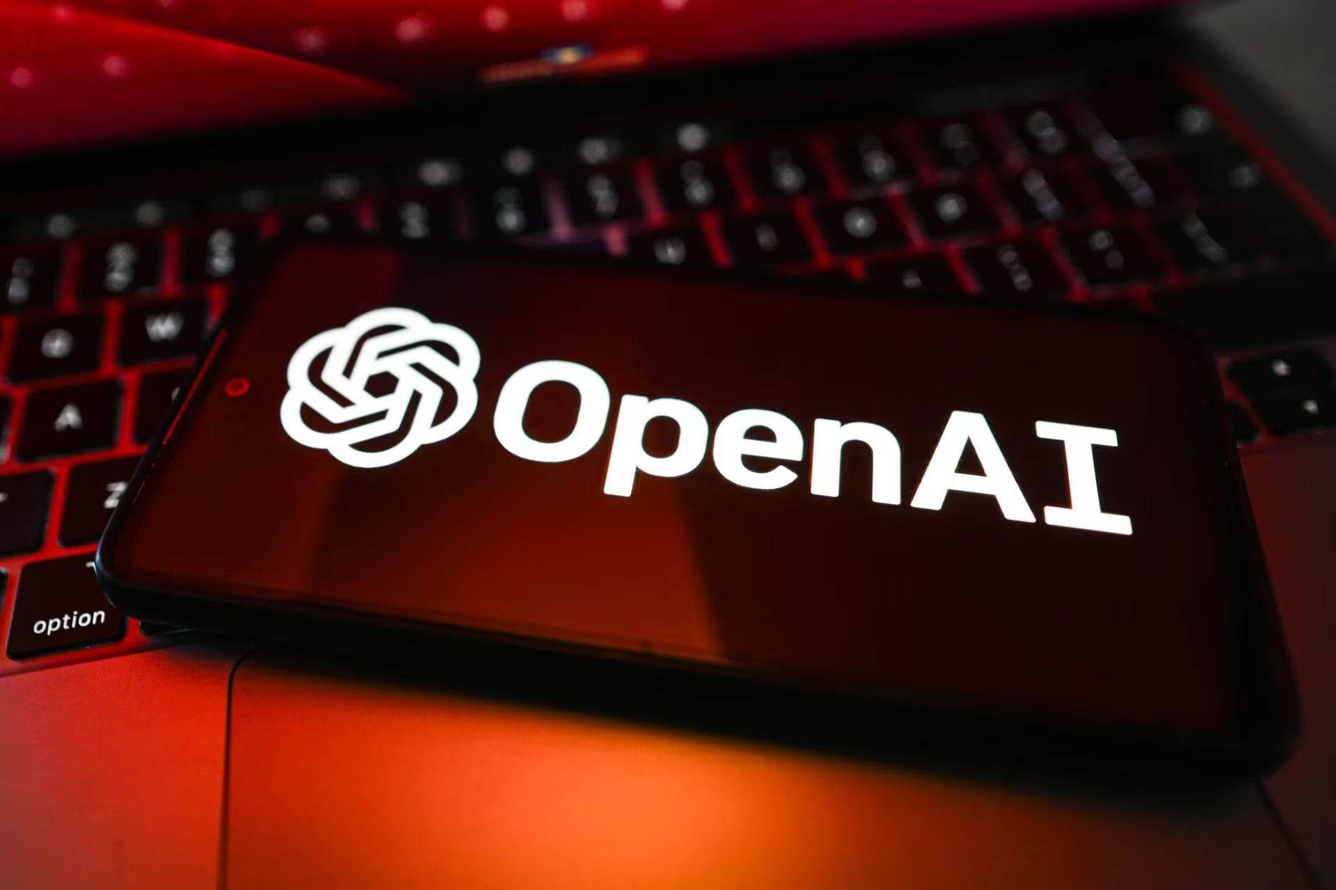 OpenAI delegará los sistemas de seguridad a diferentes divisiones, asegurando que no pretenden descuidar los riesgos de la IA.
