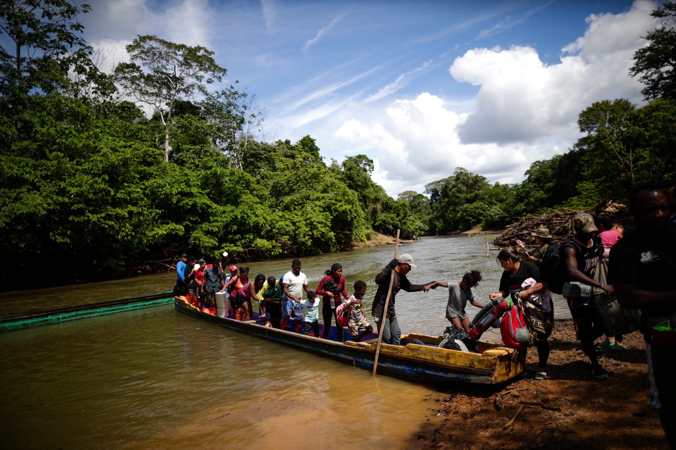 Fotografía de archivo de migrantes mientras descienden de una canoa antes de llegar a la Estación de Recepción Migratoria (ERM) de Lajas Blancas luego de atravesar la selva del Darién (Panamá). EFE/ Bienvenido Velasco
