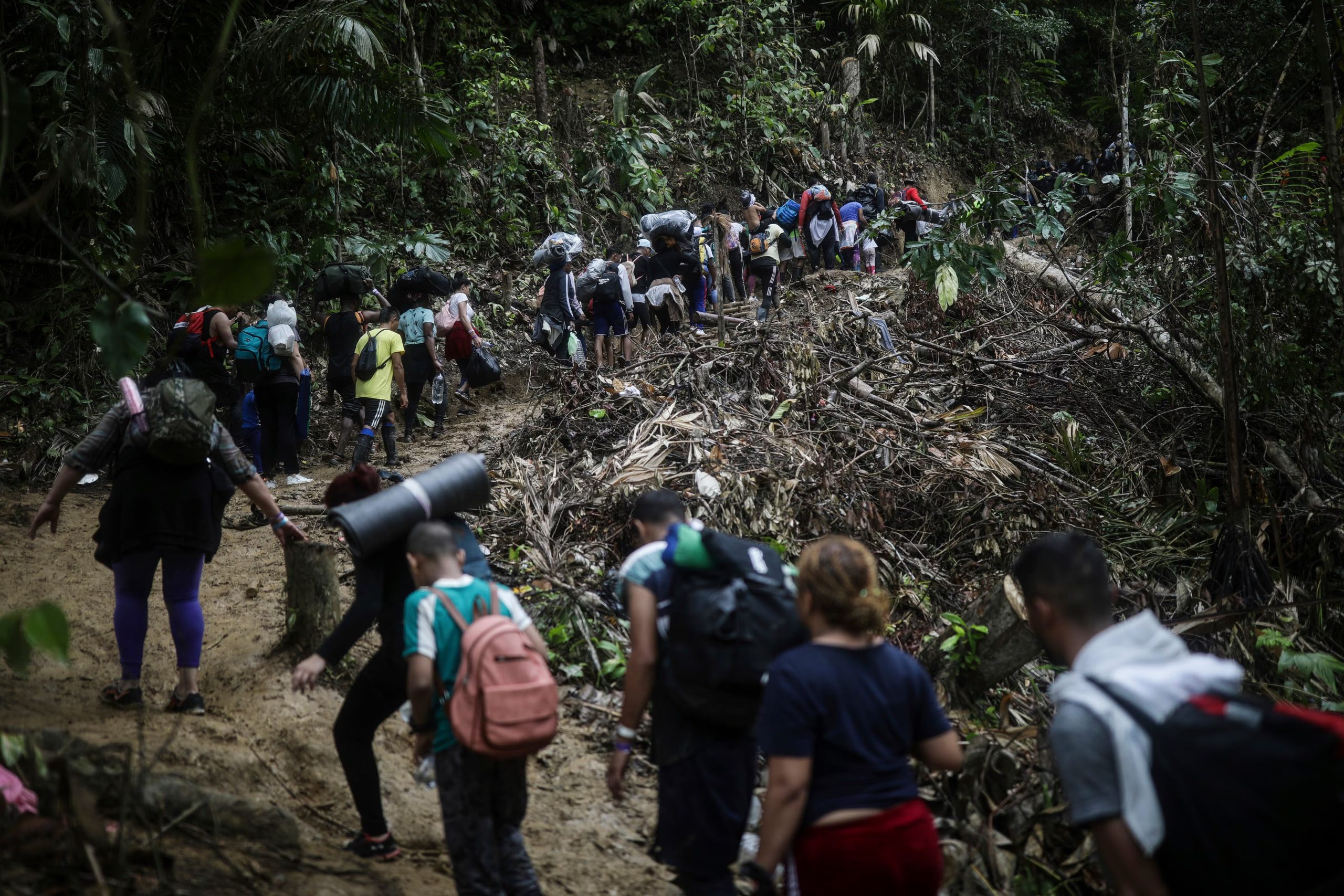 Un grupo de migrantes cruza la selva del Darién de Colombia a Panamá el martes 9 de mayo de 2023, con la esperanza de llegar a Estados Unidos. (AP Foto/Iván Valencia)