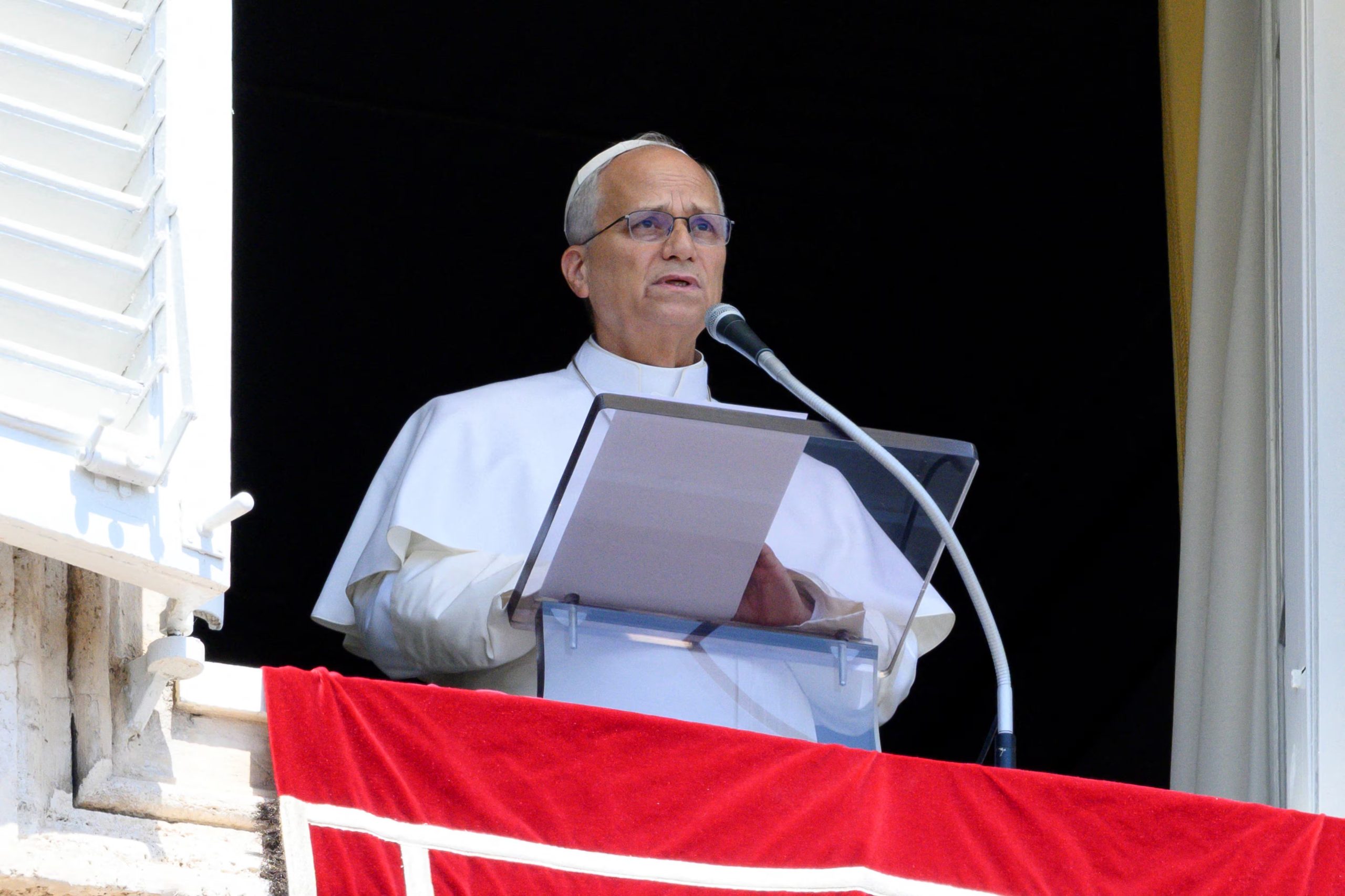 El papa León XIV dirige el rezo semanal del Ángelus desde una ventana del Vaticano, 9 de agosto de 2026. Vatican Media/Mario Tomassetti/Handout vía REUTERS