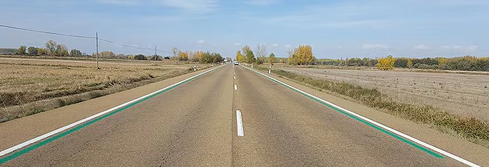 Líneas verdes sobre la carretera. (DGT)