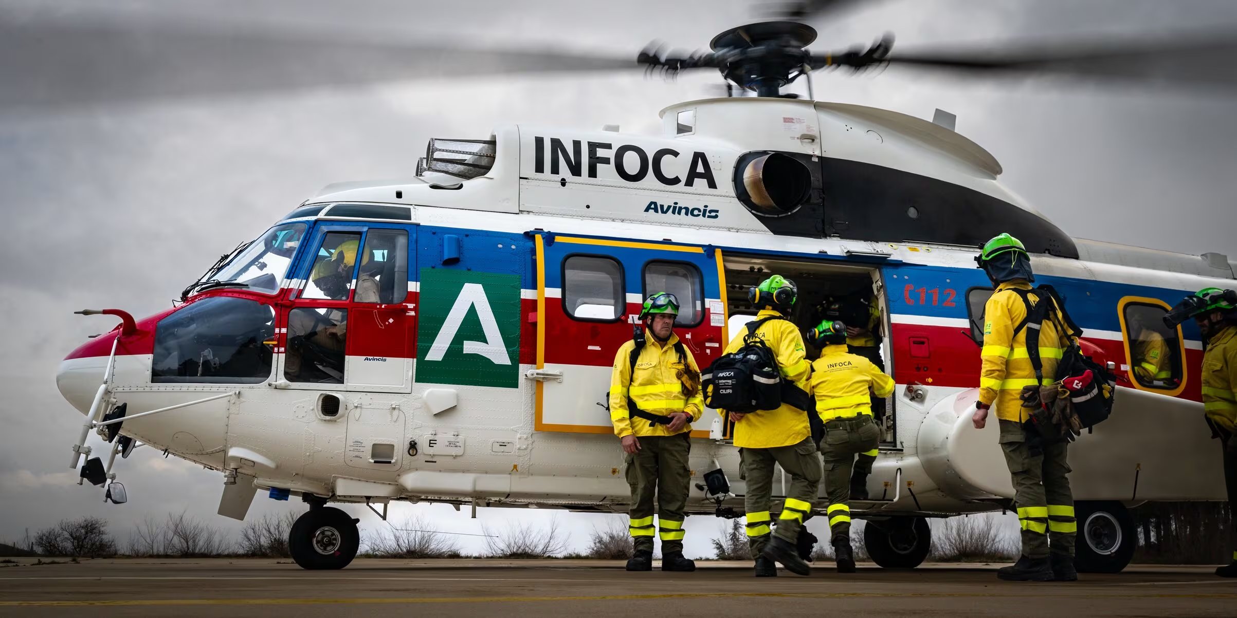 Personal de Avincis Iberia se prepara junto a un helicóptero de INFOCA para operaciones aéreas de emergencia en España y Portugal. (Avincis)