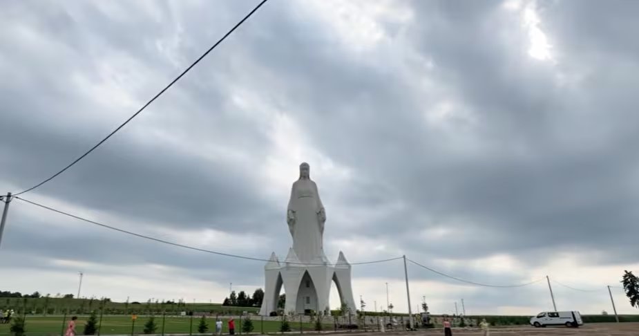 El alcalde Mieczysław Grębicki advierte que el pueblo necesitará obras viales por el aumento de visitantes (Captura de video)