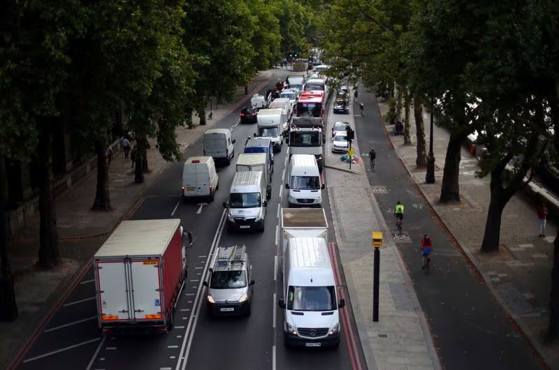 Uber y Wayve obtuvieron licencias de minicab para viajes autónomos en Londres, pero deben operar con un conductor humano al mando. (REUTERS/Hannah McKay/Foto de archivo)