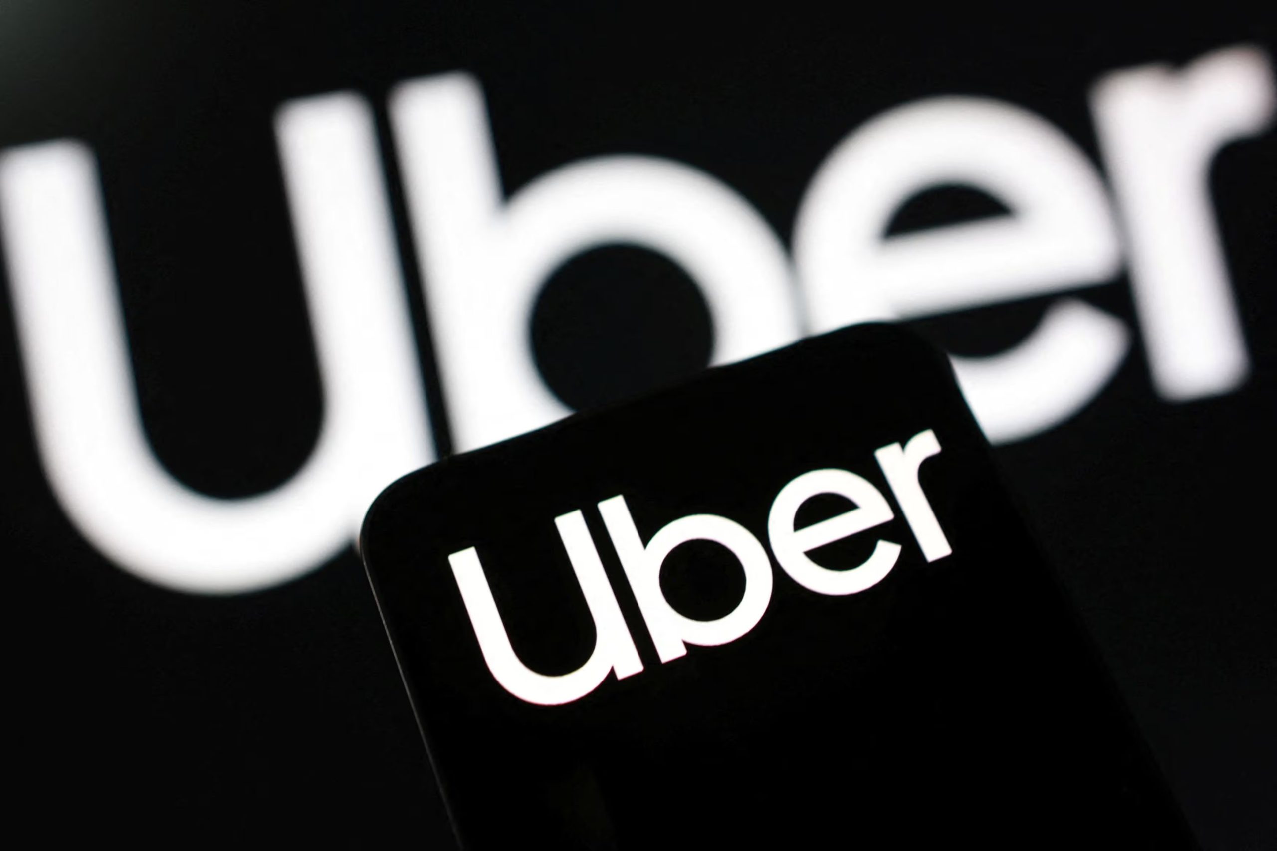 Más de 100.000 londinenses esperan probar los robotaxis de Uber y Wayve, aunque la falta de definiciones postergó el lanzamiento masivo en 2024. (REUTERS/Dado Ruvic/Illustration)
