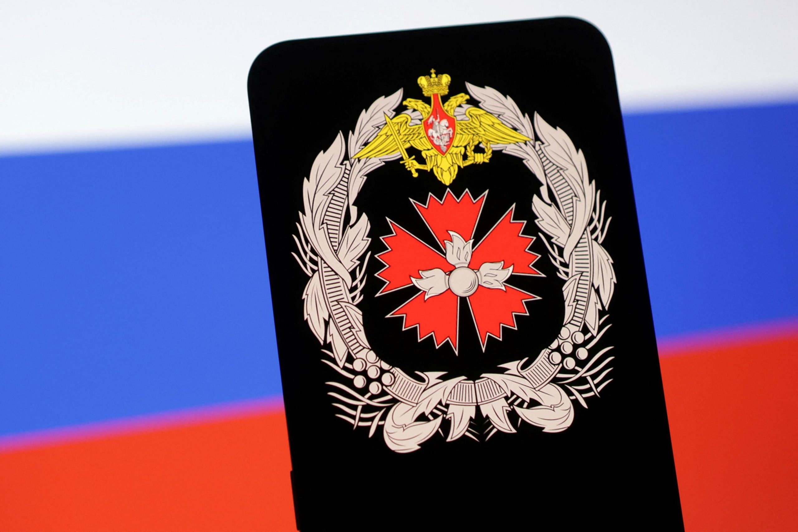 Una ilustración muestra el logotipo del GRU y la bandera rusa (REUTERS/Dado Ruvic/Illustration)