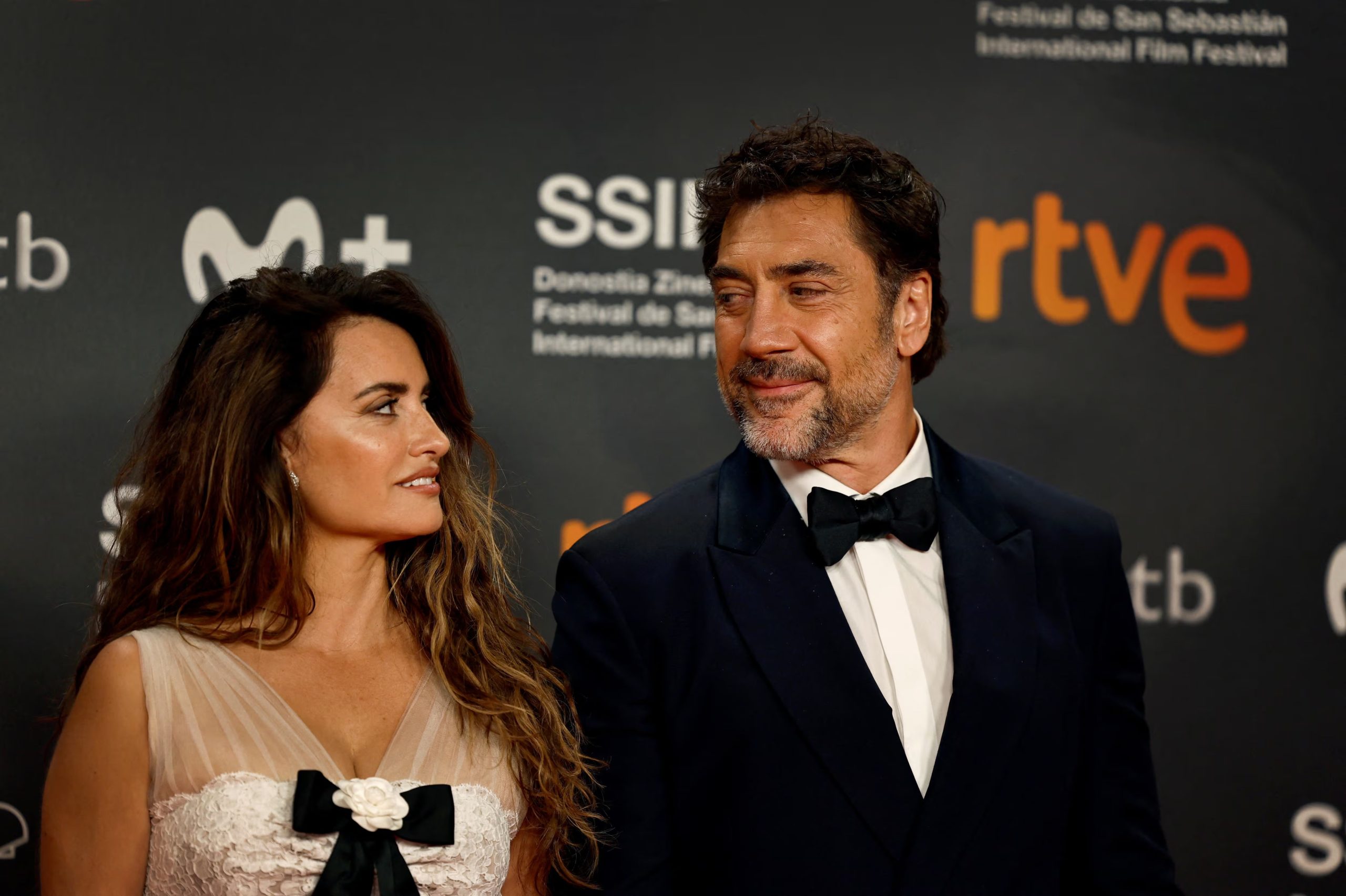Penélope Cruz y Javier Bardem en la entrega del Premio Donostia que se le concedió al actor por toda su carrera en 2024. REUTERS/Vincent West