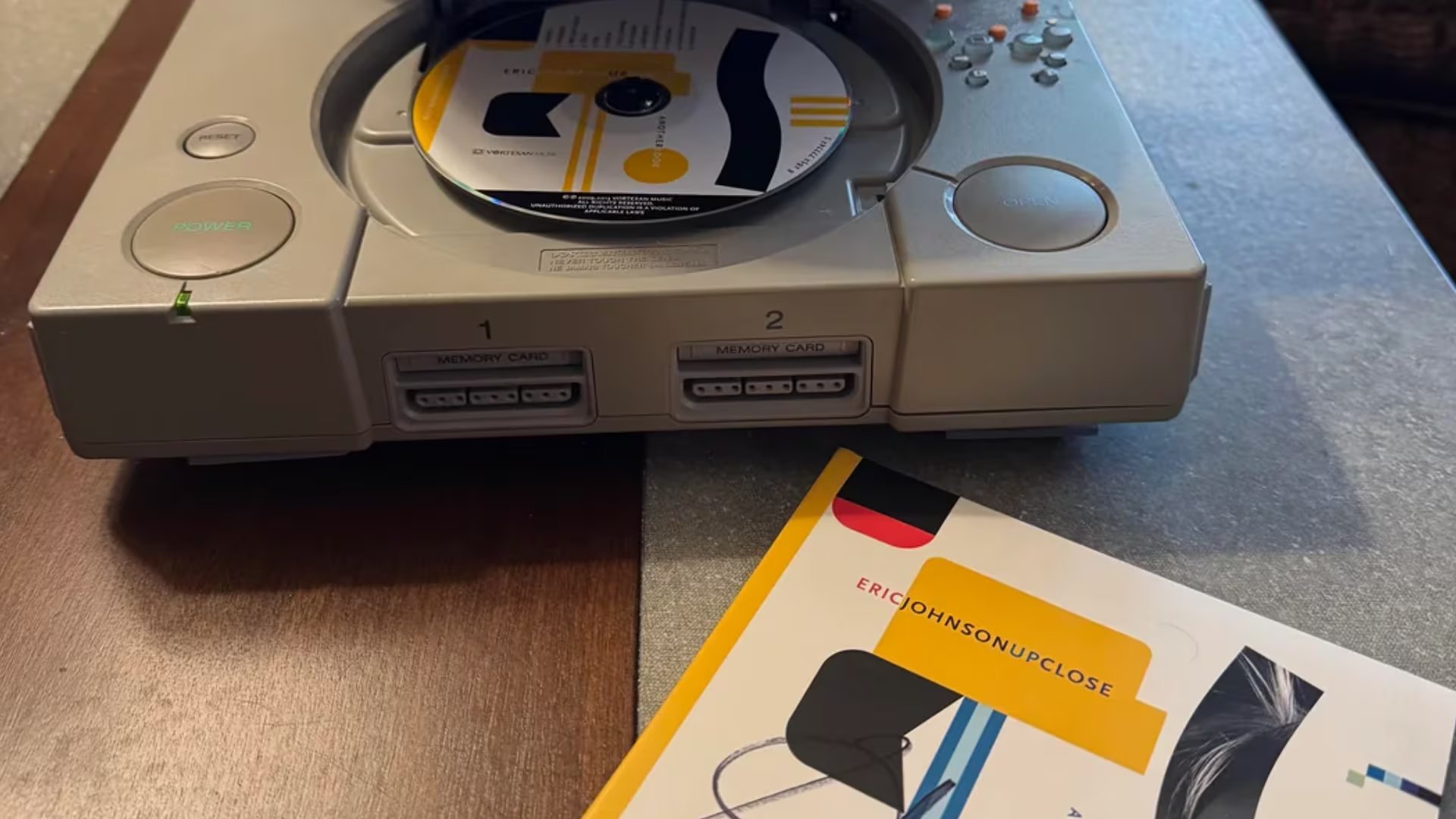 Esta imagen muestra una consola PlayStation original (PS1) funcionando como un reproductor de CD de música de alta fidelidad.
(Reddit/farseer00)