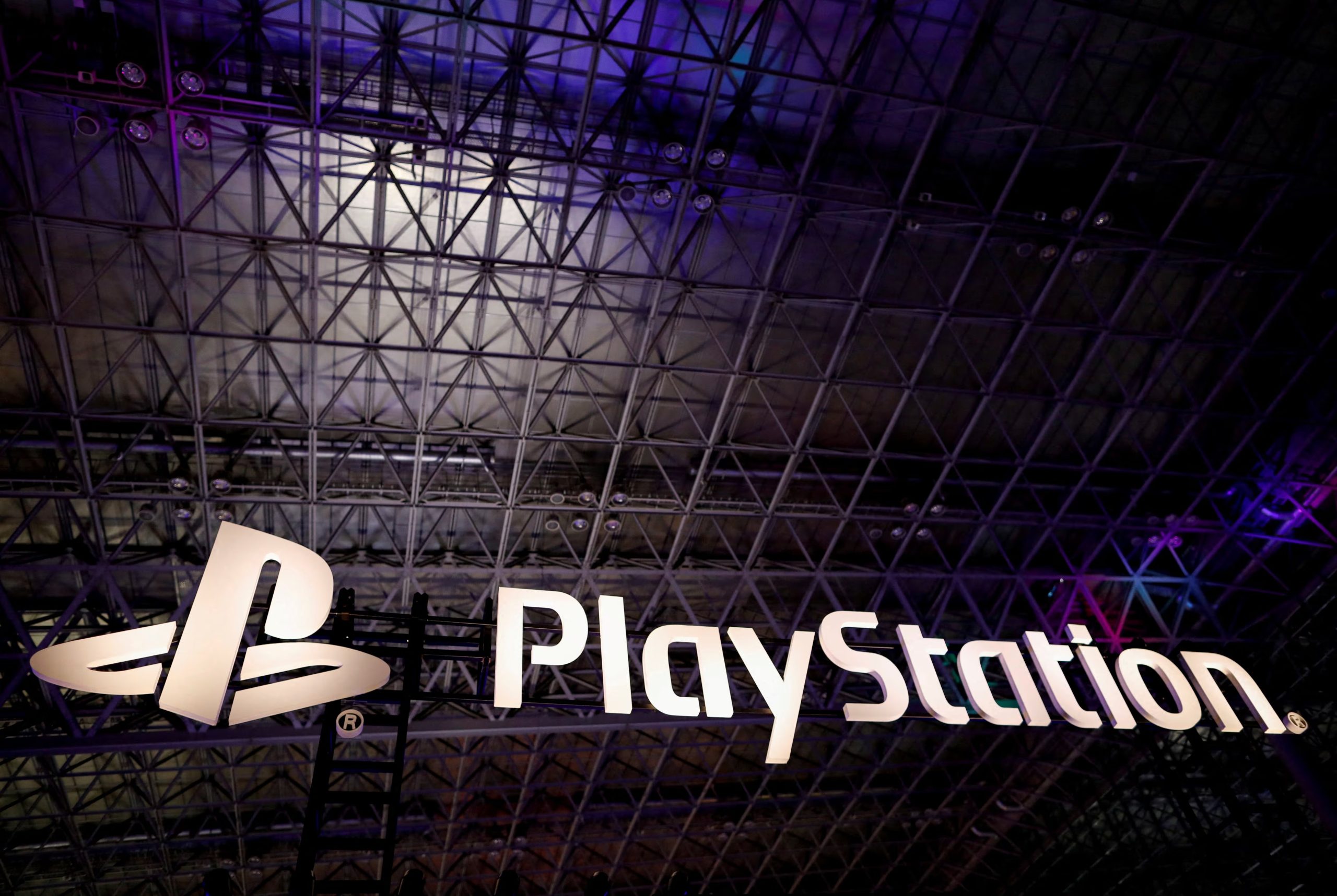 El primer modelo de PlayStation fue lanzado al mercado en 1994 por Sony. 

 REUTERS/Issei Kato 