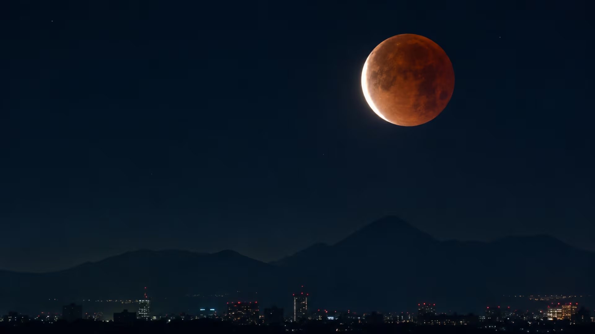 Binoculares o un telescopio pequeño permiten ver con mayor detalle el avance de la sombra sobre la Luna. (Imagen Ilustrativa Infobae)