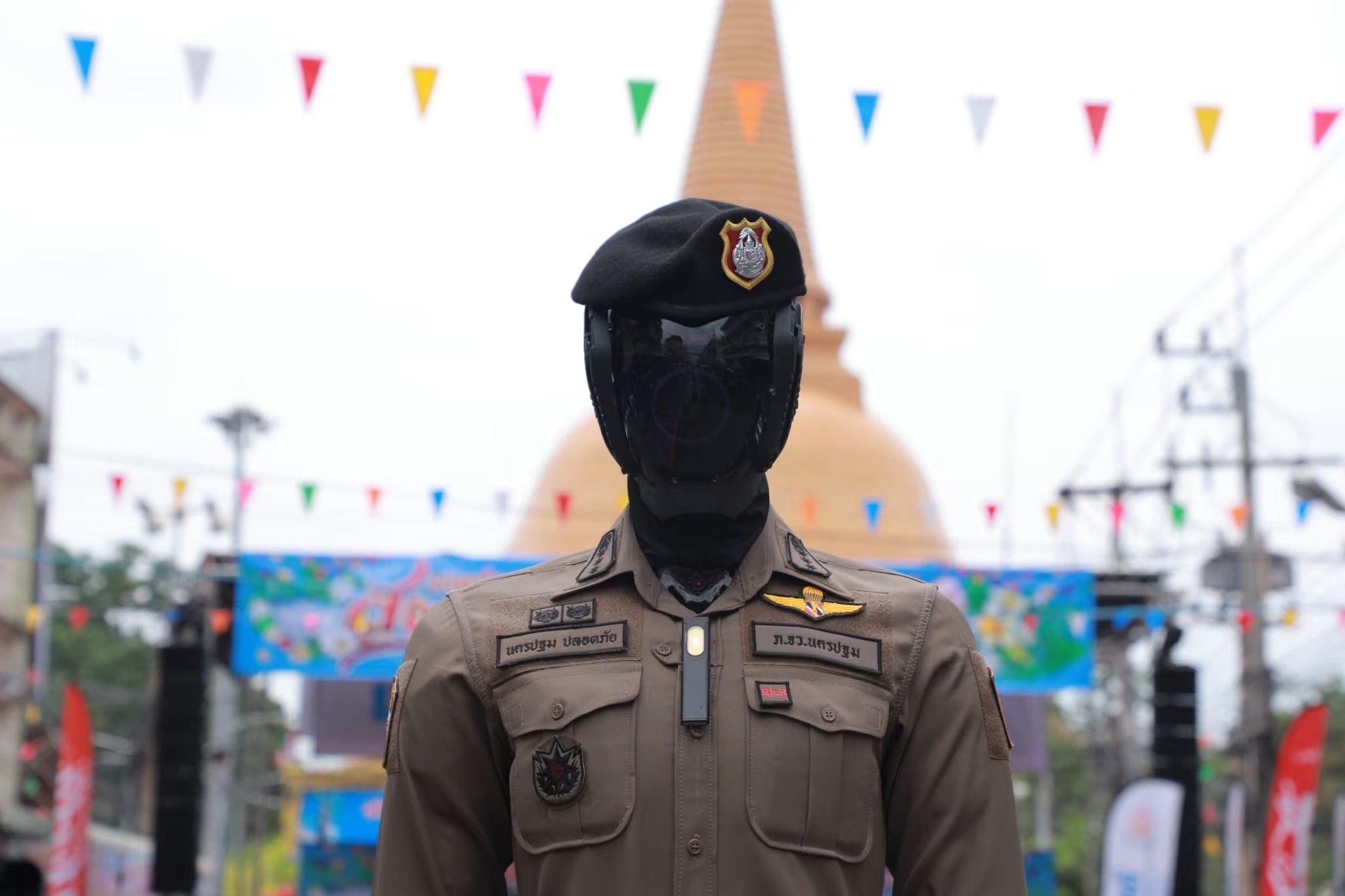 Tailandia presentó al AI Police Cyborg 1.0, un robot humanoide con inteligencia artificial diseñado para apoyar en la seguridad pública.