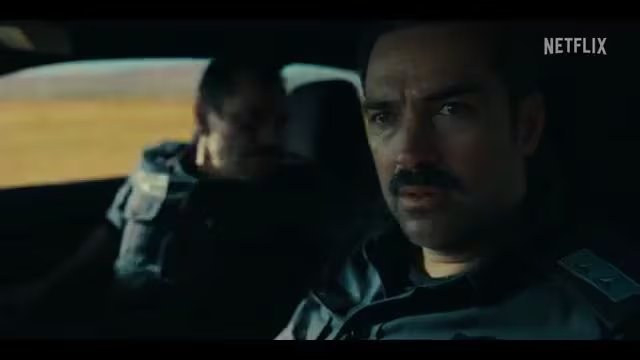 El actor Alfonso Herrera aparece caracterizado dentro de un vehículo durante una escena de la serie Facing El Chapo de Netflix. (Netflix Latinoamérica/La captura)