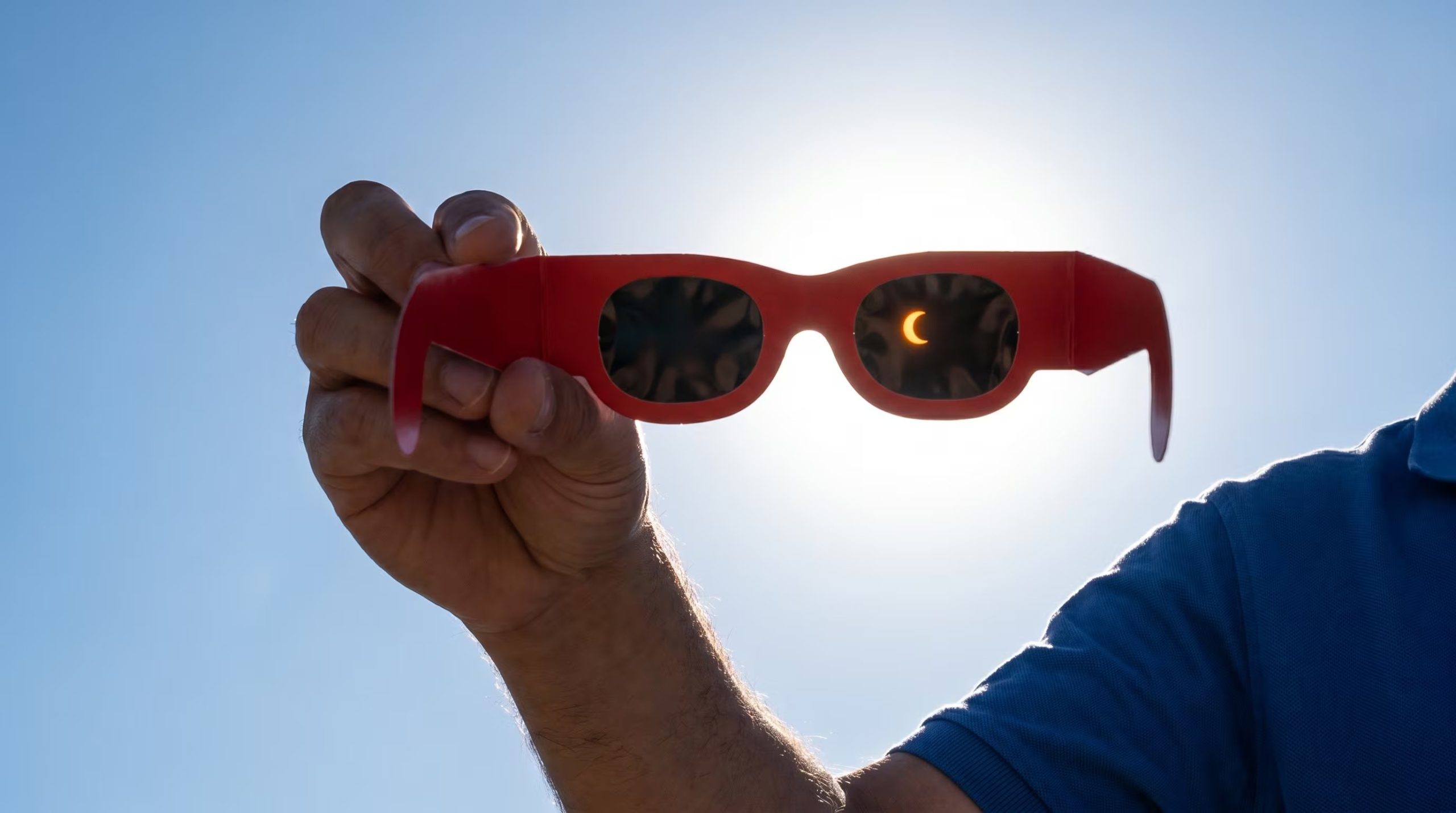 Las autoridades recomiendan usar gafas de eclipse certificadas y evitar filtros caseros para proteger la vista durante el eclipse parcial y total
