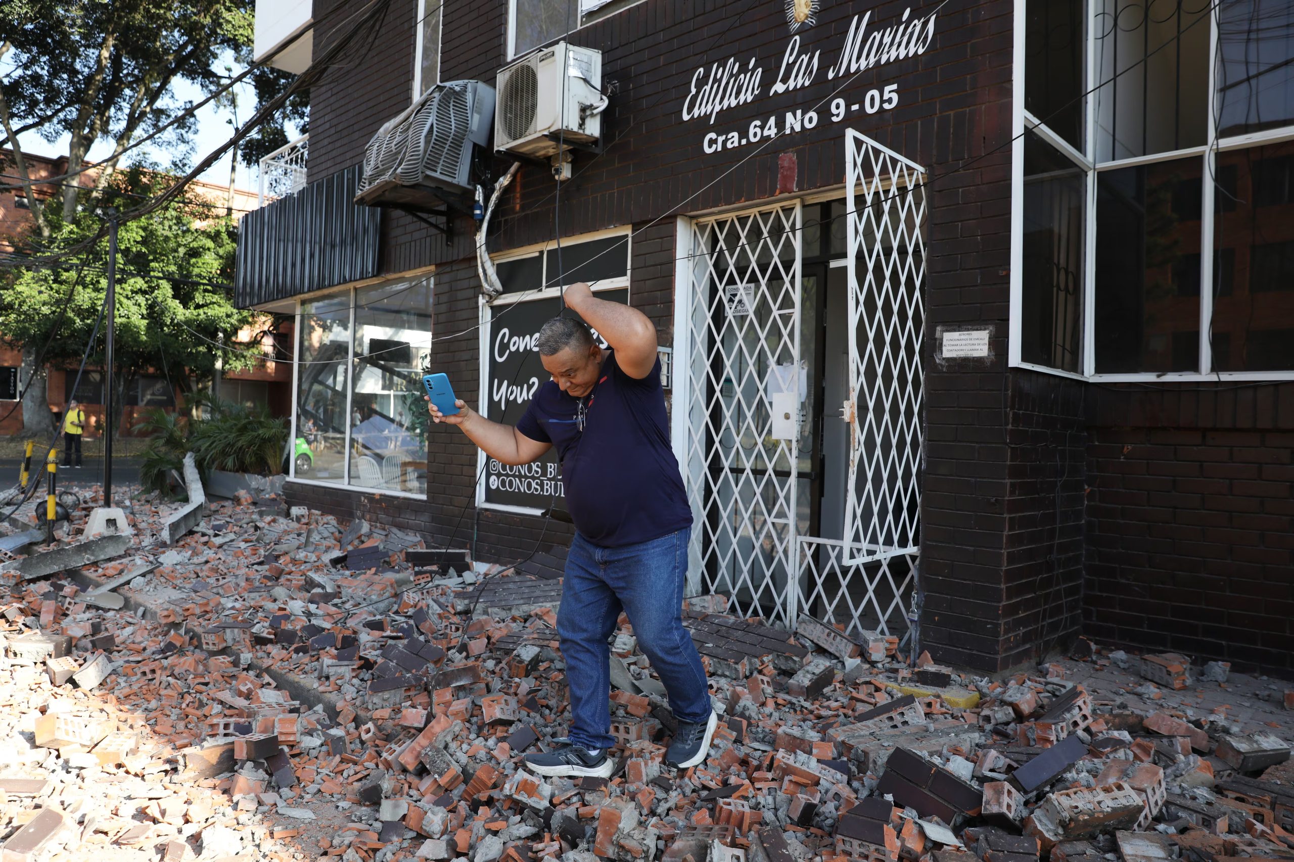 Un hombre sale de un edificio de apartamentos después de que un terremoto azotara Cali, Colombia, el lunes 10 de agosto de 2026. (AP Foto/Santiago Saldarriaga)