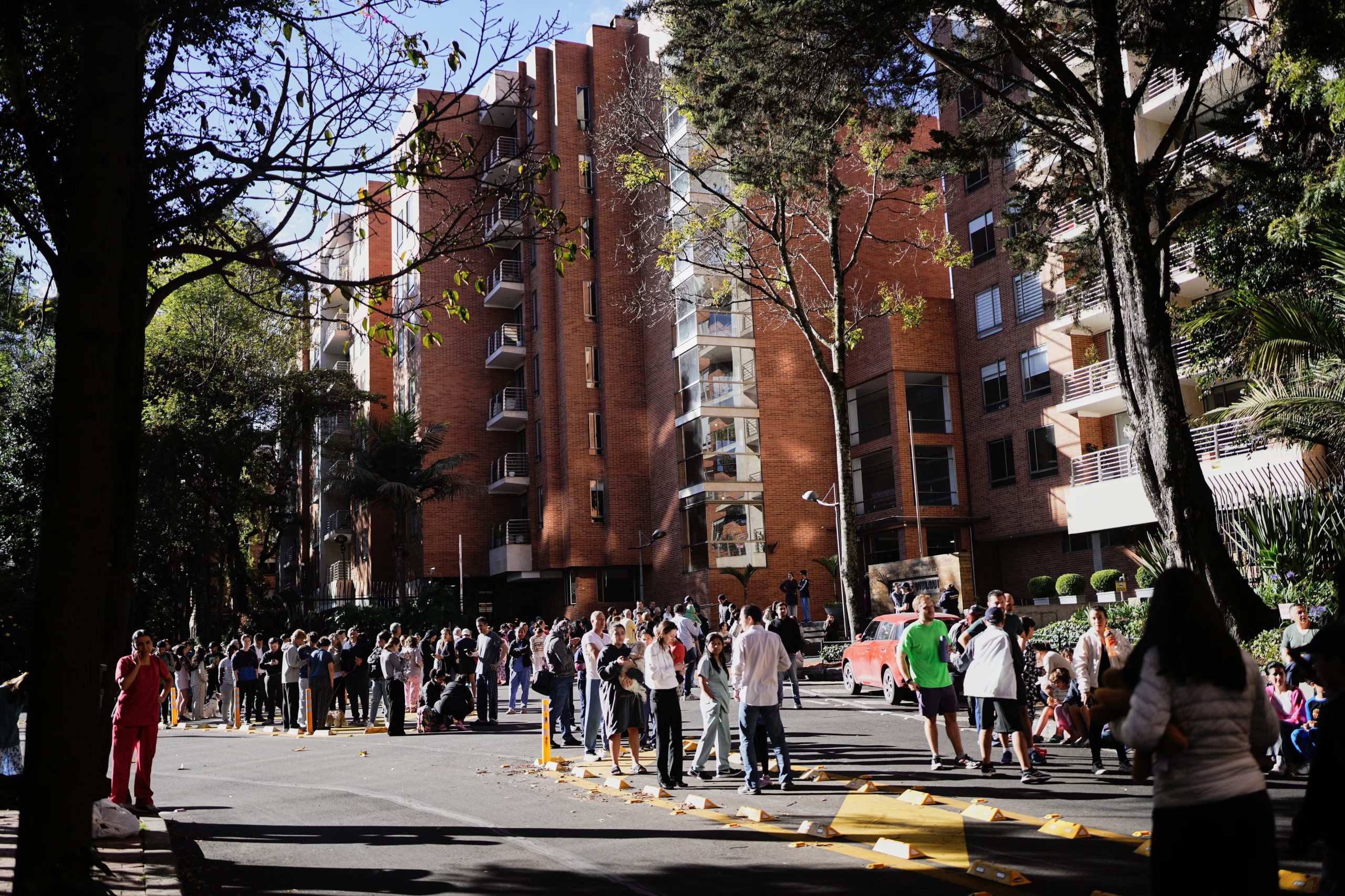 Personas permanecen fuera de sus casas después de que se sintiera un terremoto en Bogotá, Colombia, el lunes 10 de agosto de 2026. (AP Foto/Iván Valencia)