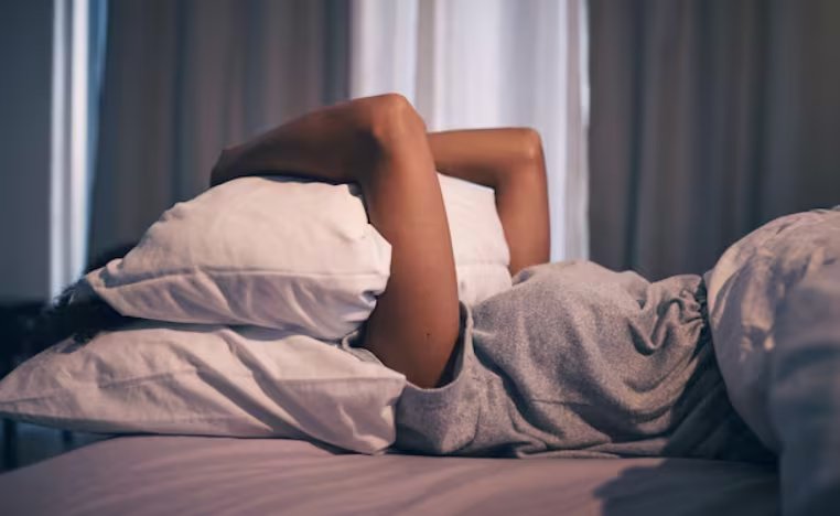 Los síntomas de vivir siempre apurados incluyen irritabilidad, fatiga mental e insomnio entre otros (Magnific)