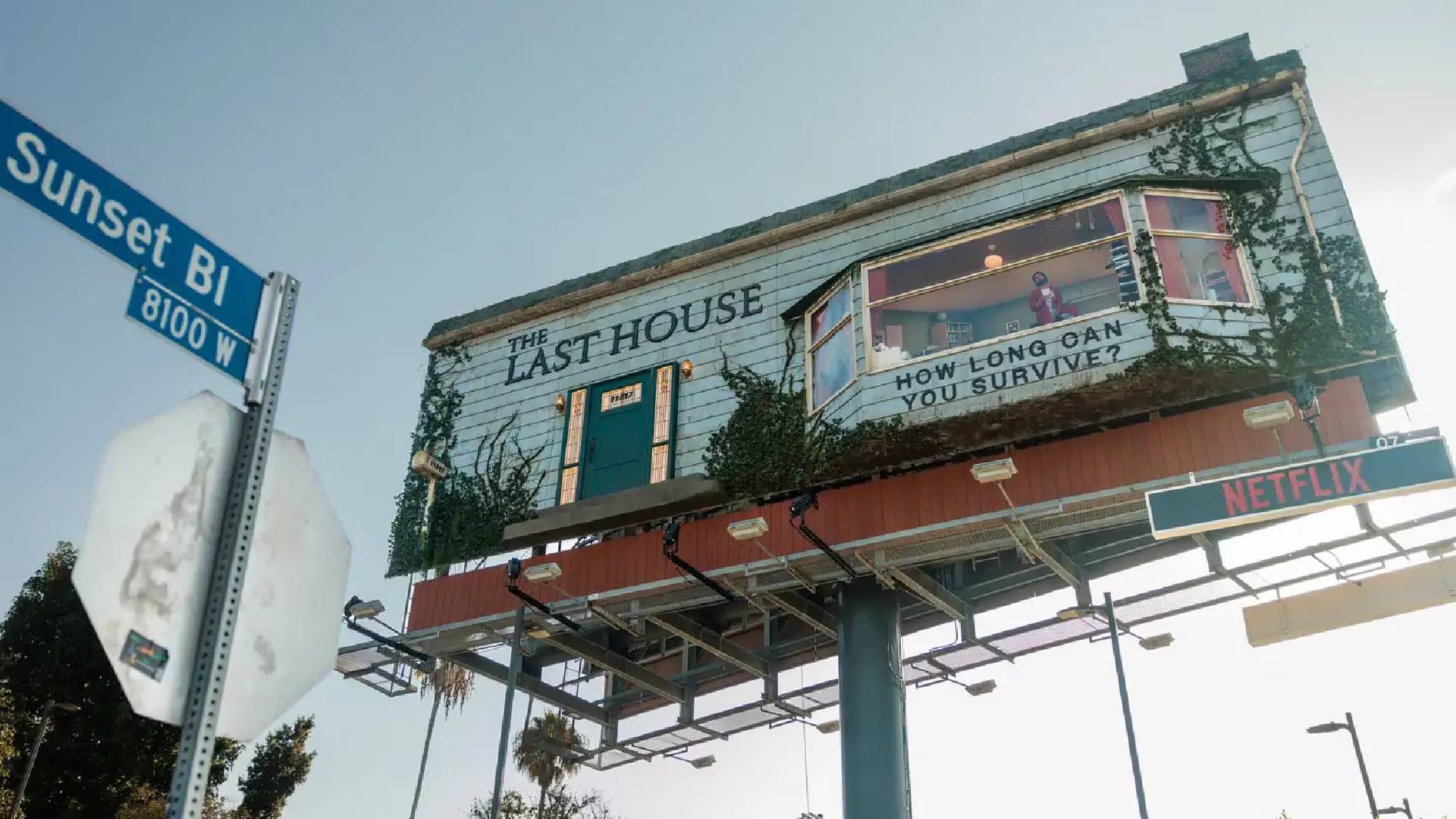 La campaña de Netflix comenzó el jueves y permanece activa hasta el domingo sobre el Sunset Strip, cerca de Selma Avenue (Joel Barhamand/Netflix)