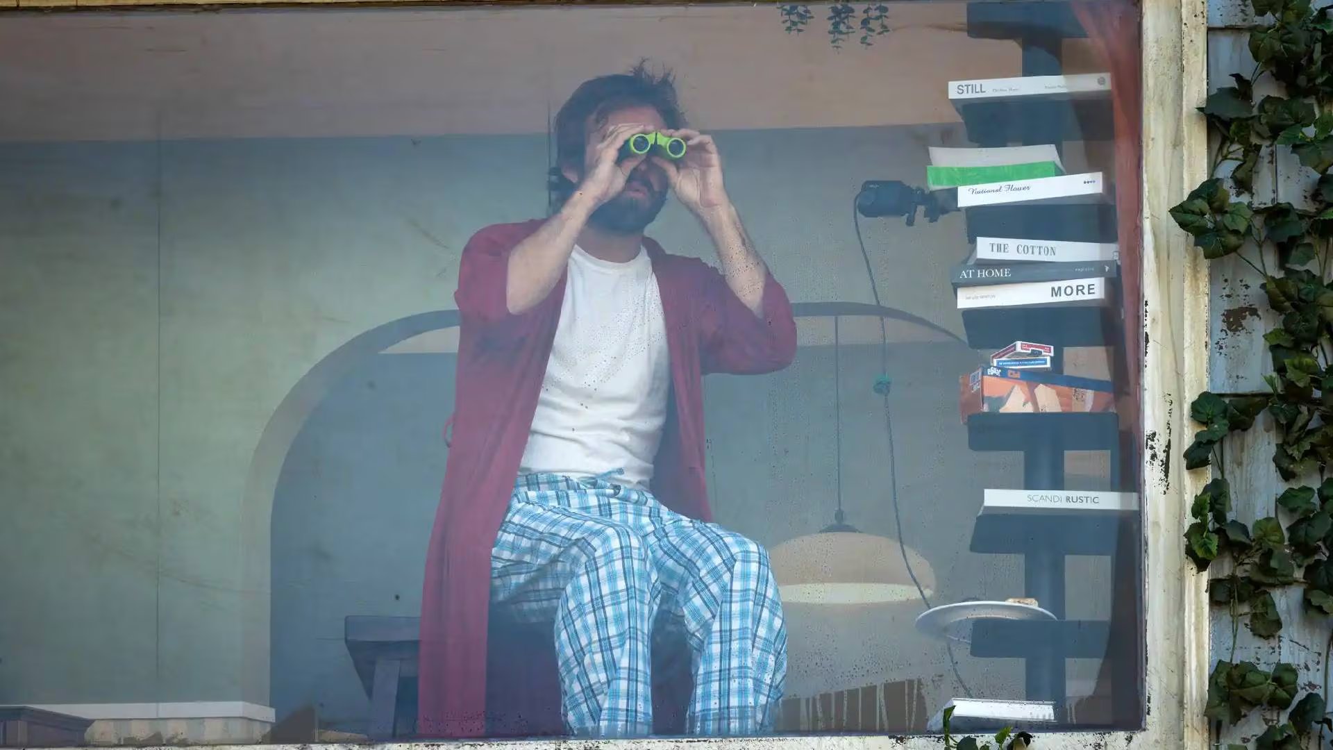Durante la acción publicitaria, el hombre fue visto comer, estirarse, usar binoculares, escuchar música y lavarse los dientes dentro de la cartelera (Joel Barhamand/Netflix)
