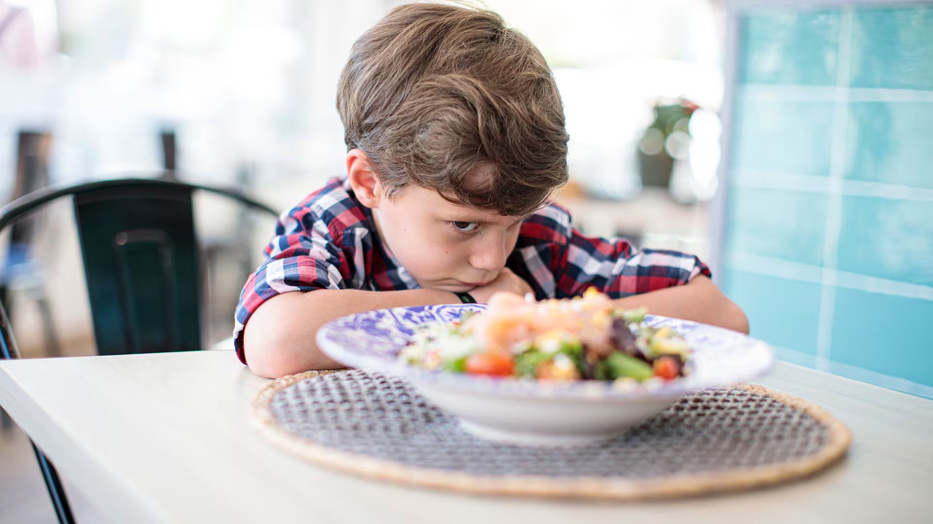 Los recuerdos y las emociones intervienen en la comida porque el olfato se conecta con regiones del cerebro como el hipocampo y la amígdala (Archivo)