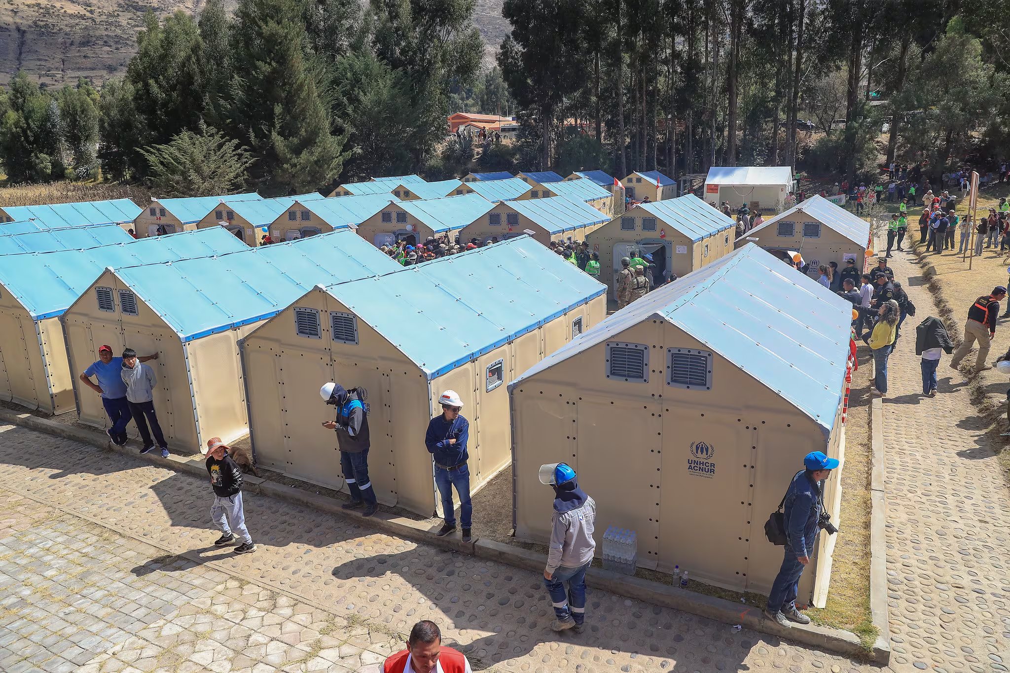 Un grupo de personas y trabajadores permanece junto a los módulos de vivienda temporal instalados para los damnificados por el sismo en Junín. (Flickr / Presidencia del Perú)