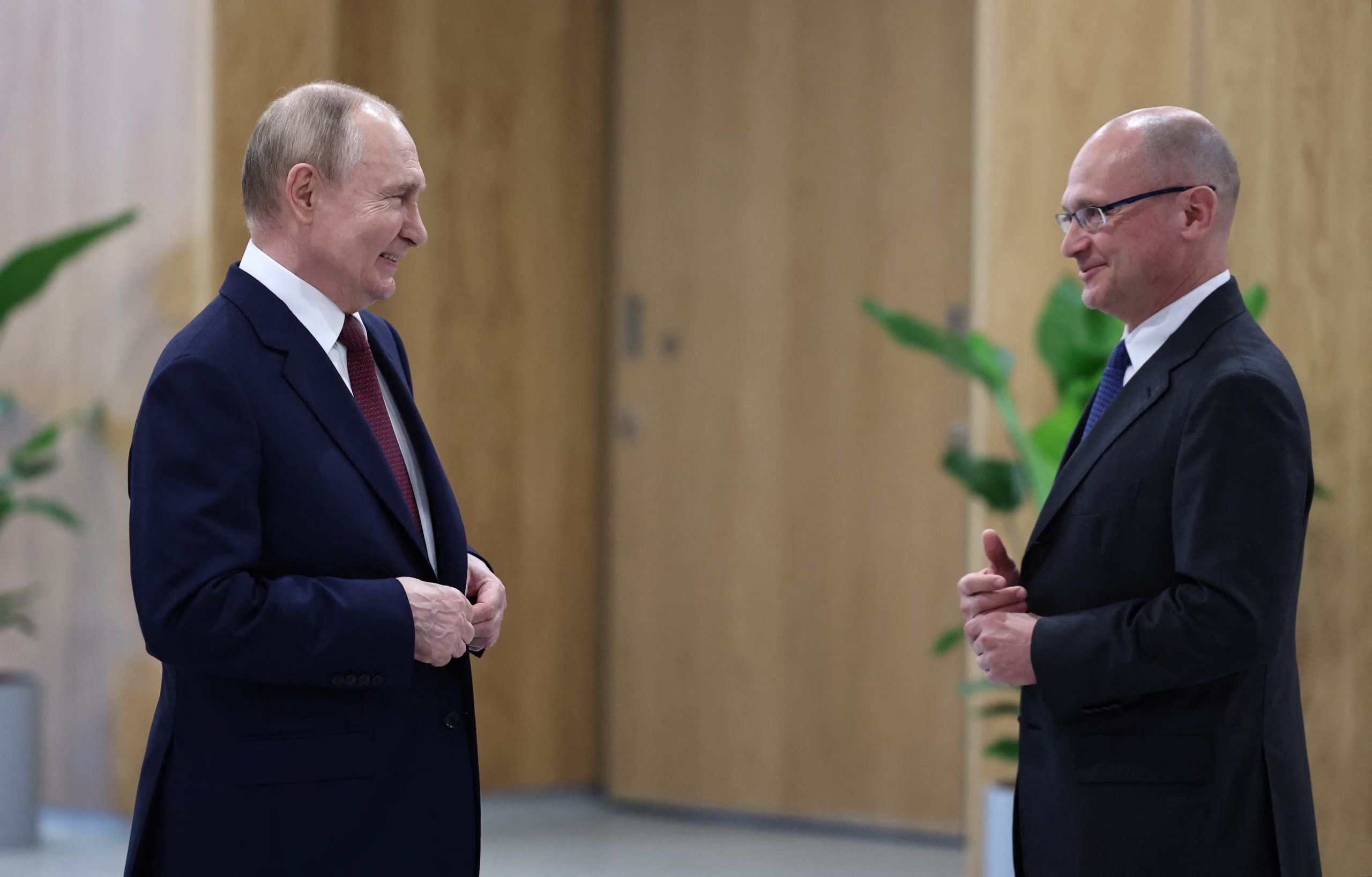 El presidente ruso Vladímir Putin junto a Serguéi Kiriyenko, primer subjefe de la Administración Presidencial y ex jefe de Nadezhdin en los años 90. (Sputnik/Alexander Kazakov/REUTERS)