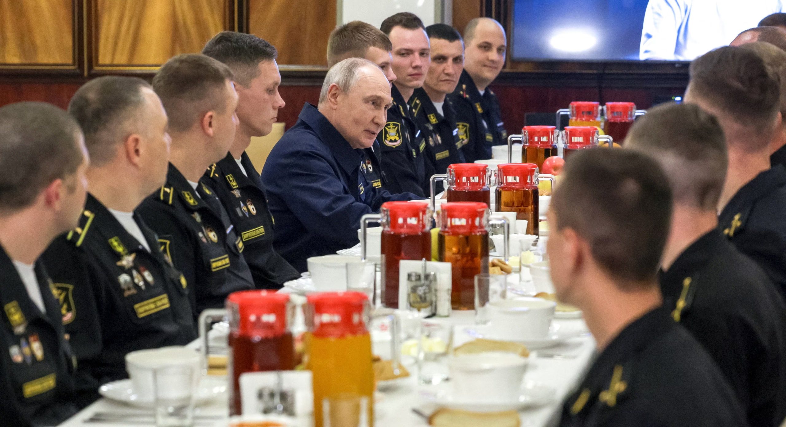 Putin almorzó con marineros y los arengó: 