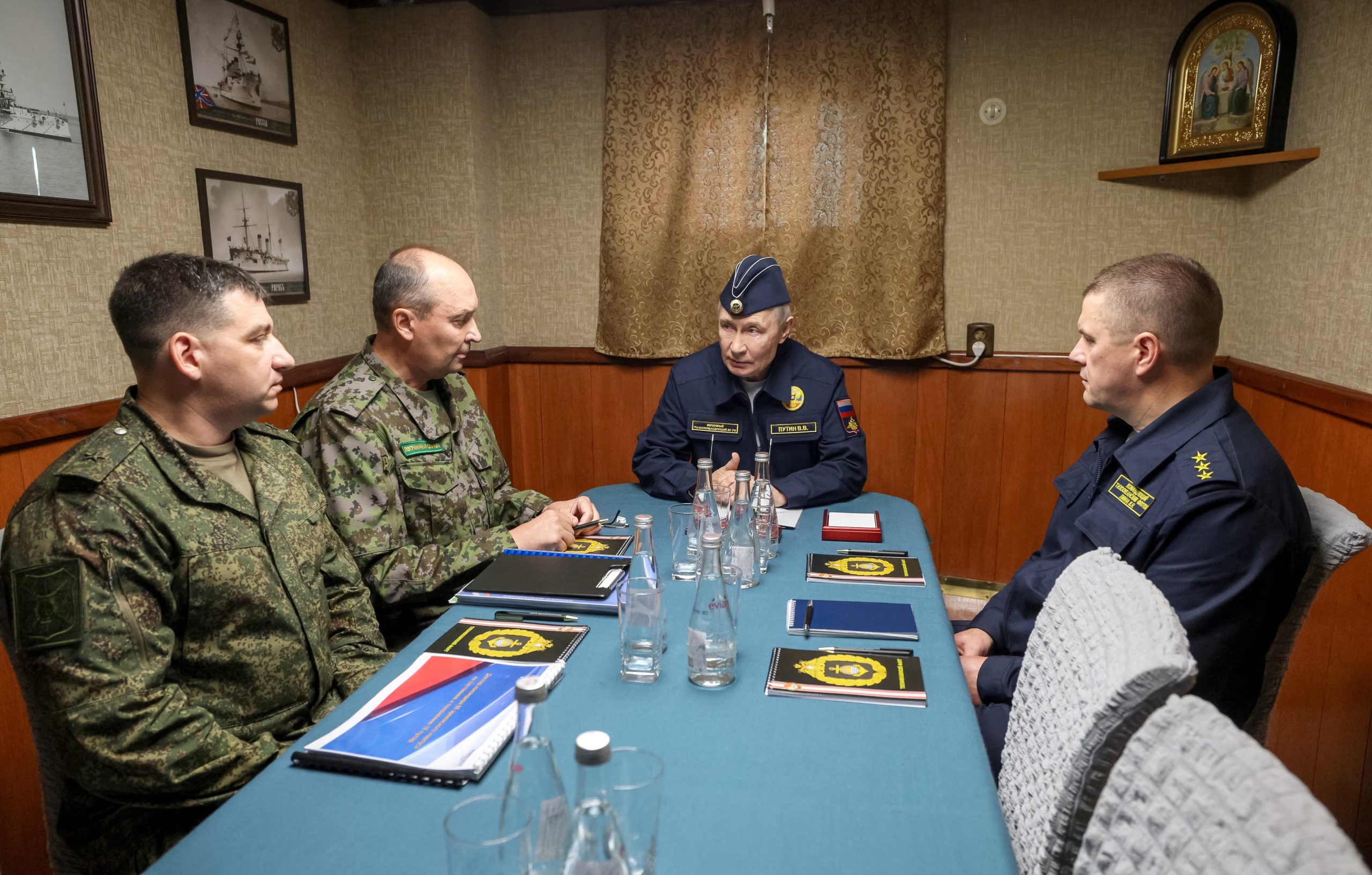 La puesta en escena del Kremlin vistió a Putin de marinero y lo mostró al frente de diversas reuniones, como esta a bordo del crucero misilístico “Varyag” (Sputnik/Gavriil Grigorov/Pool via REUTERS)