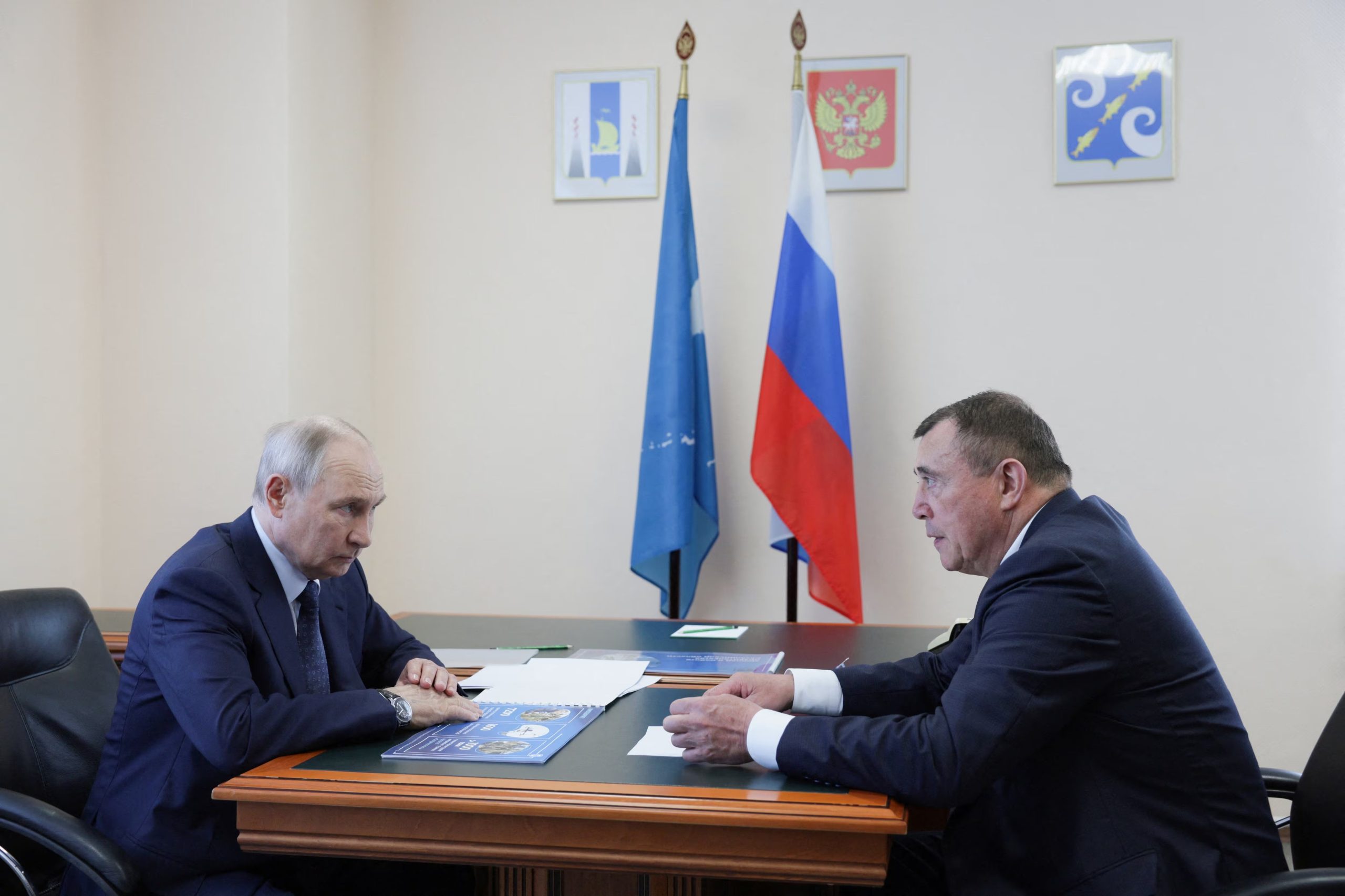 Putin se reúne con el gobernador de la región de Sajalín, Valery Limarenko, durante su visita a la isla de Iturup, en el sur de las islas Kuriles (Sputnik/Gavriil Grigorov/Pool vía REUTERS)
