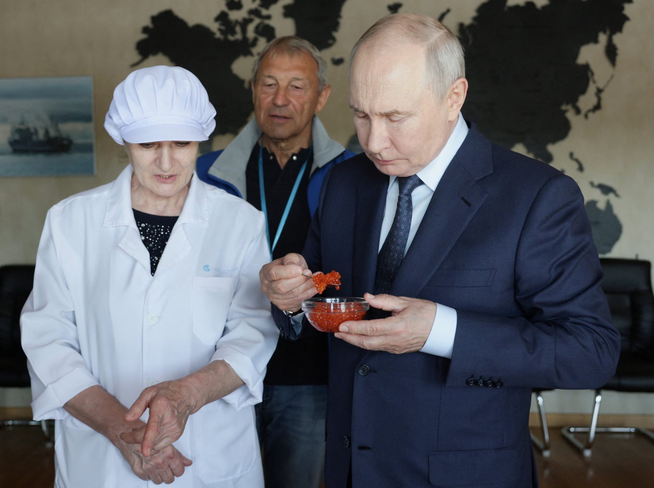Putin visitó una planta procesadora de pescado. Le dieron de probar caviar (Sputnik/Gavriil Grigorov/Pool vía REUTERS)
