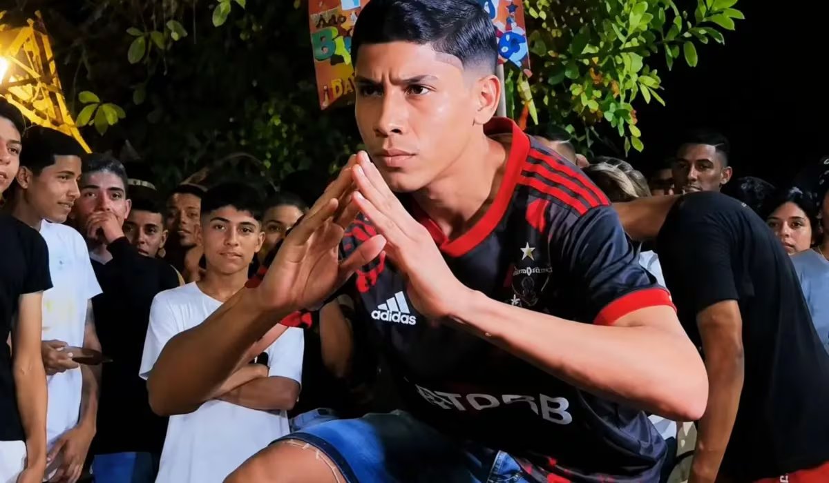 Las batallas de “farmear aura” se consolidan como una tendencia viral entre adolescentes, redefiniendo la búsqueda de reconocimiento y prestigio 
