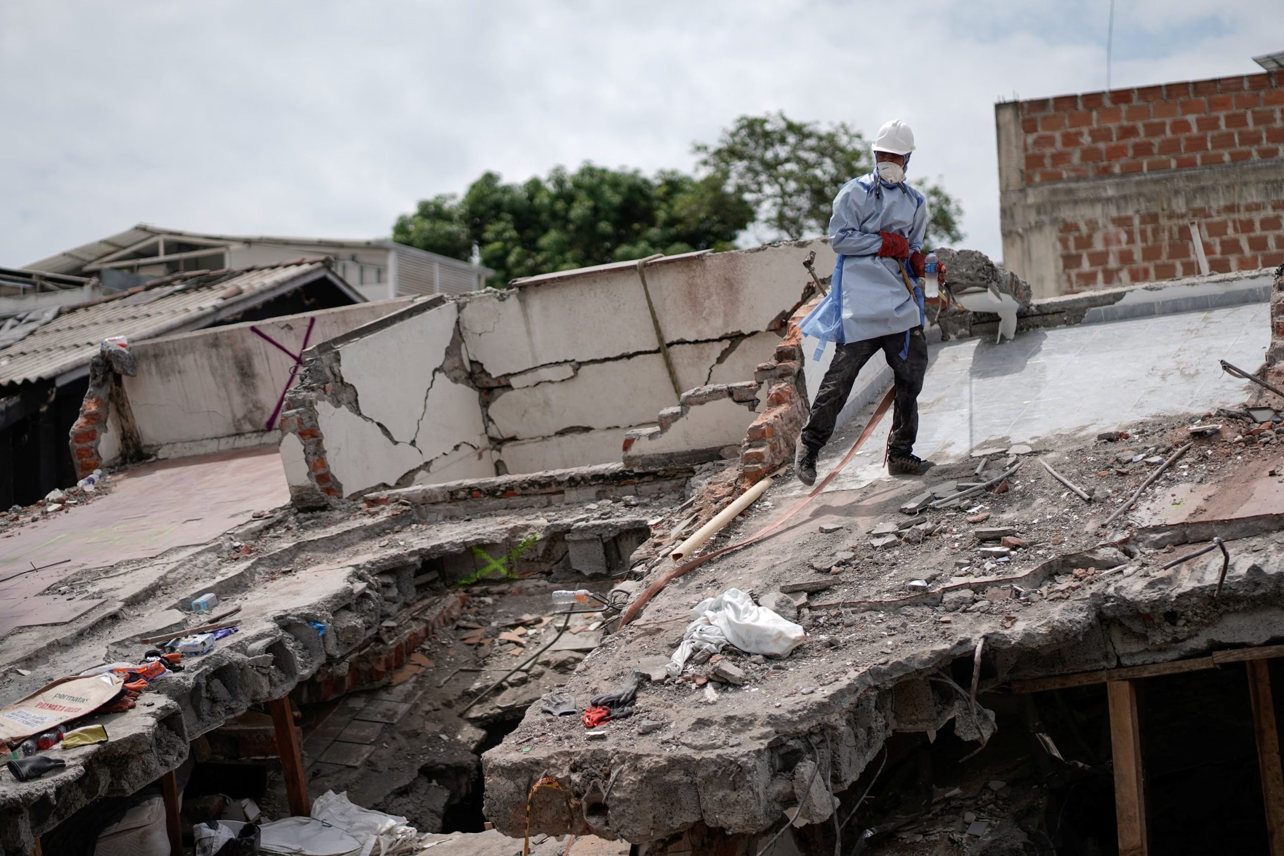 Un miembro del equipo de rescate en el lugar donde se ha derrumbado un edificio tras el terremoto ocurrido en Cali, el 14 de agosto de 2026 (REUTERS/Sergio Acero)