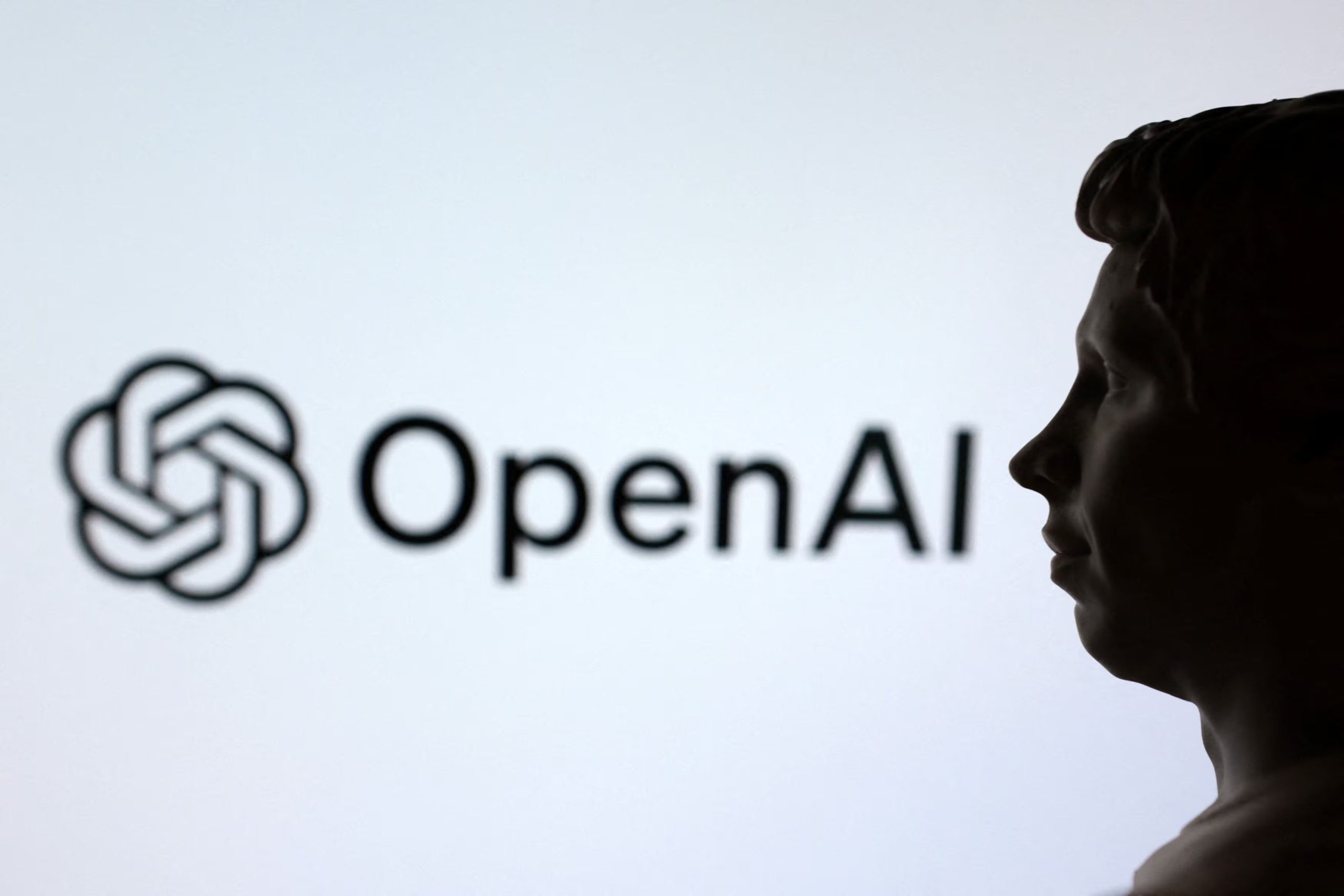 El avance hacia una inteligencia artificial más autónoma también amplía el problema de alineación y refuerza la necesidad de controles de seguridad en OpenAI (REUTERS/Dado Ruvic/Illustration)