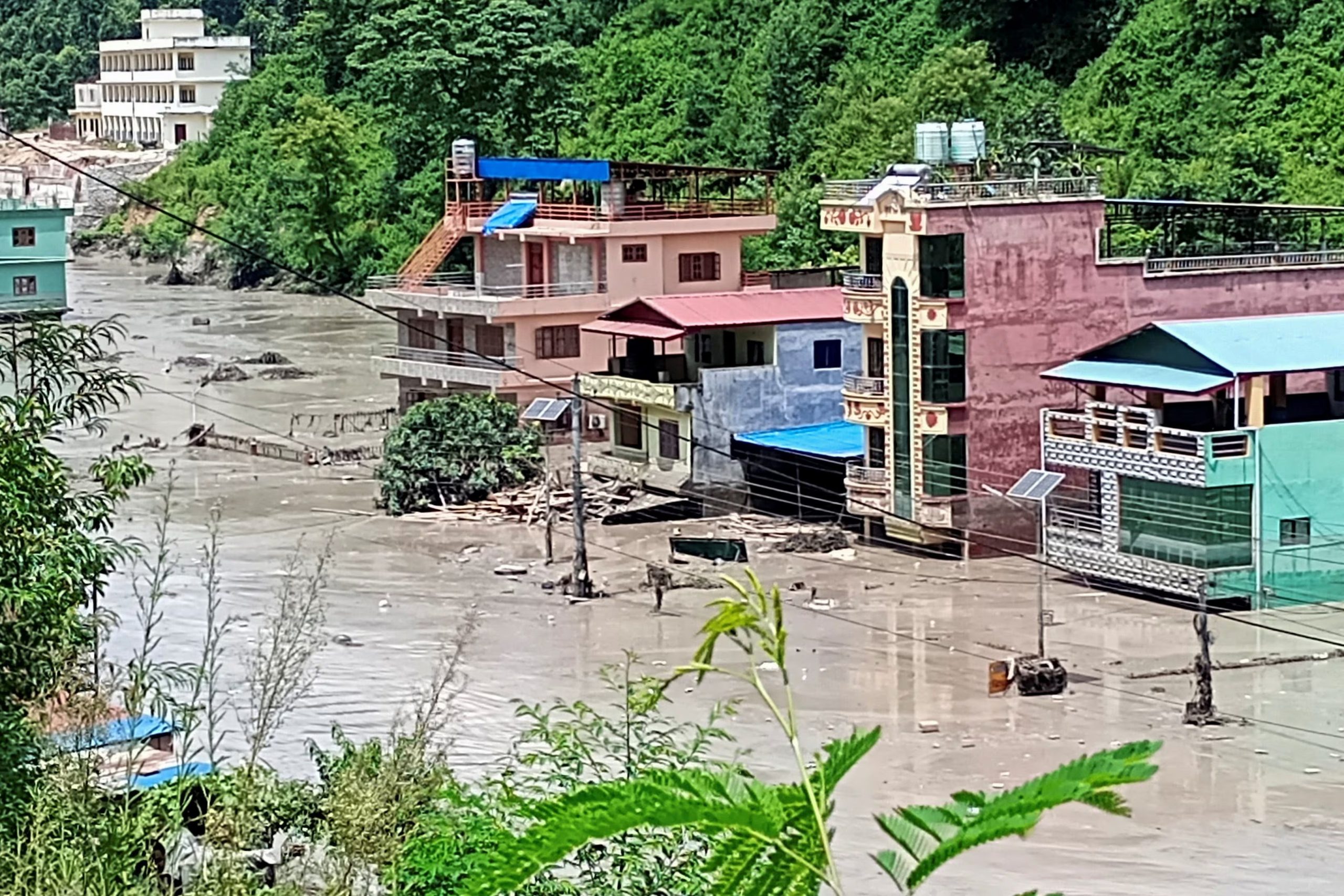 Una carretera inundada tras una crecida repentina en Galchhi, en el distrito de Dhading, Nepal, el 26 de agosto de 2026. REUTERS/Stringer 